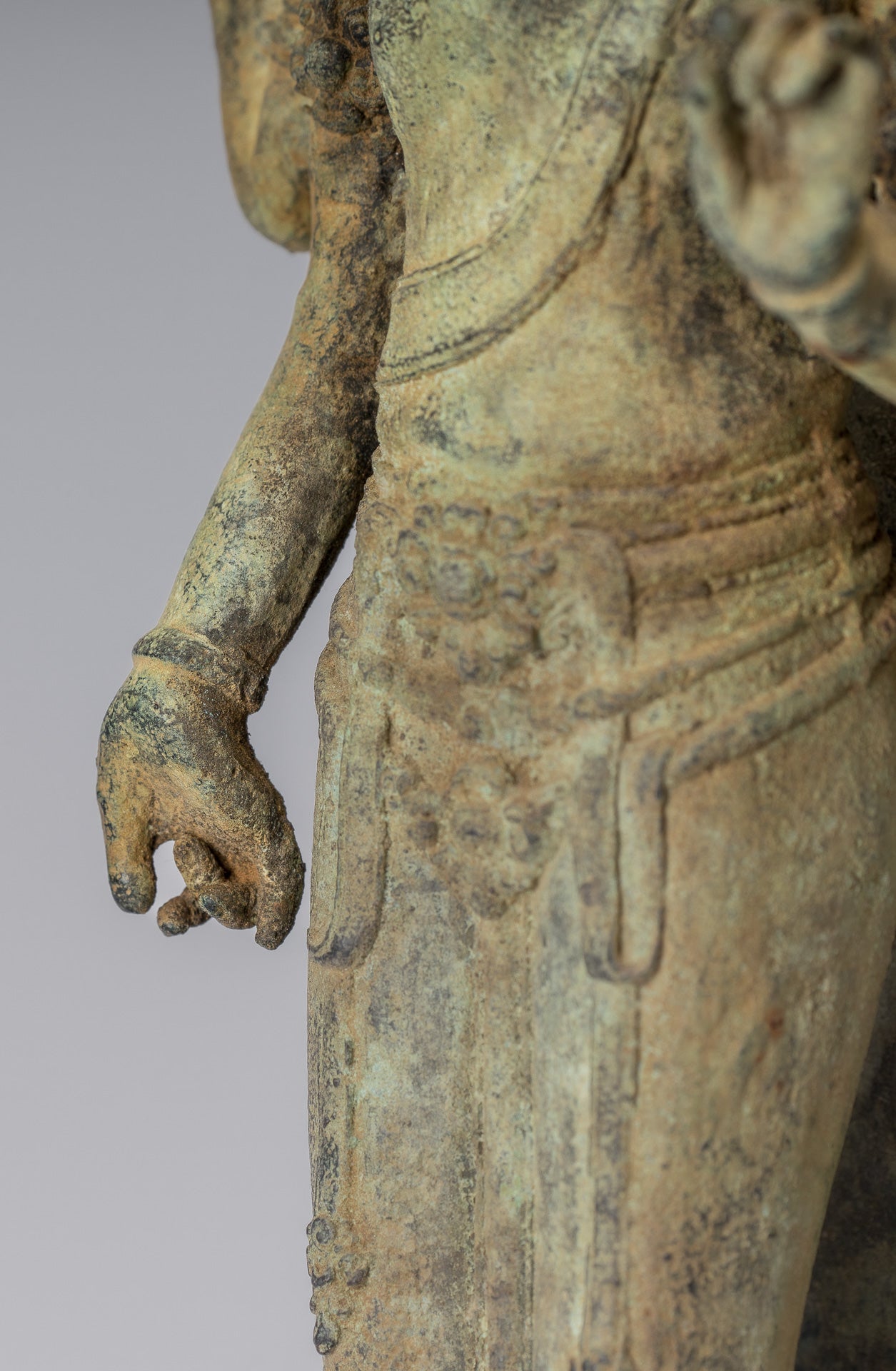 Lokeshvara – Statue de Lokeshvara debout en bronze de style indonésien antique Majapahit – 37 cm/15"