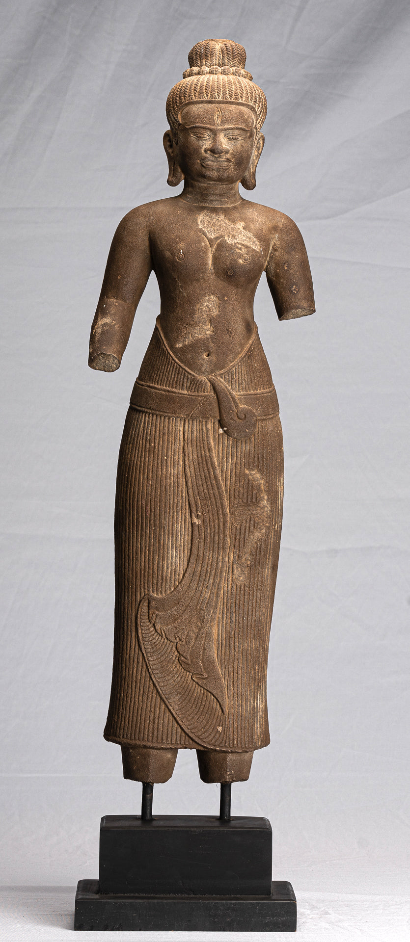 Lakshmi-Statue – antiker Baphuon-Stil, Stein, Lakshmi/Devi-Gemahlin von Vishnu, Torso – 73 cm/29 Zoll