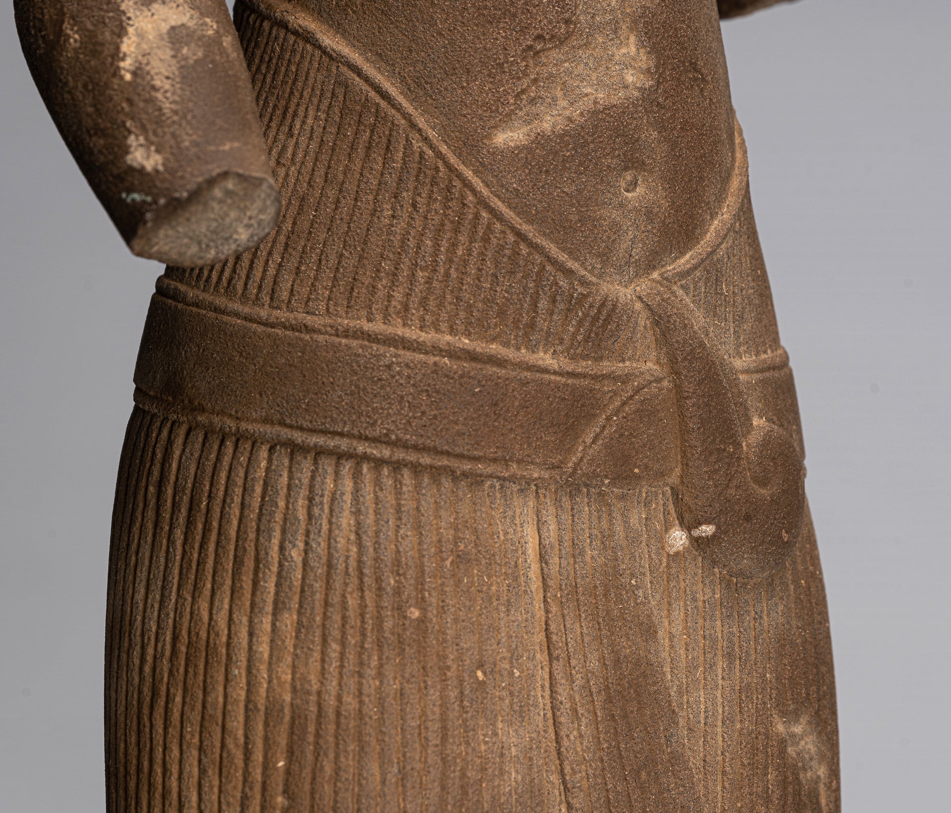 Lakshmi-Statue – antiker Baphuon-Stil, Stein, Lakshmi/Devi-Gemahlin von Vishnu, Torso – 73 cm/29 Zoll