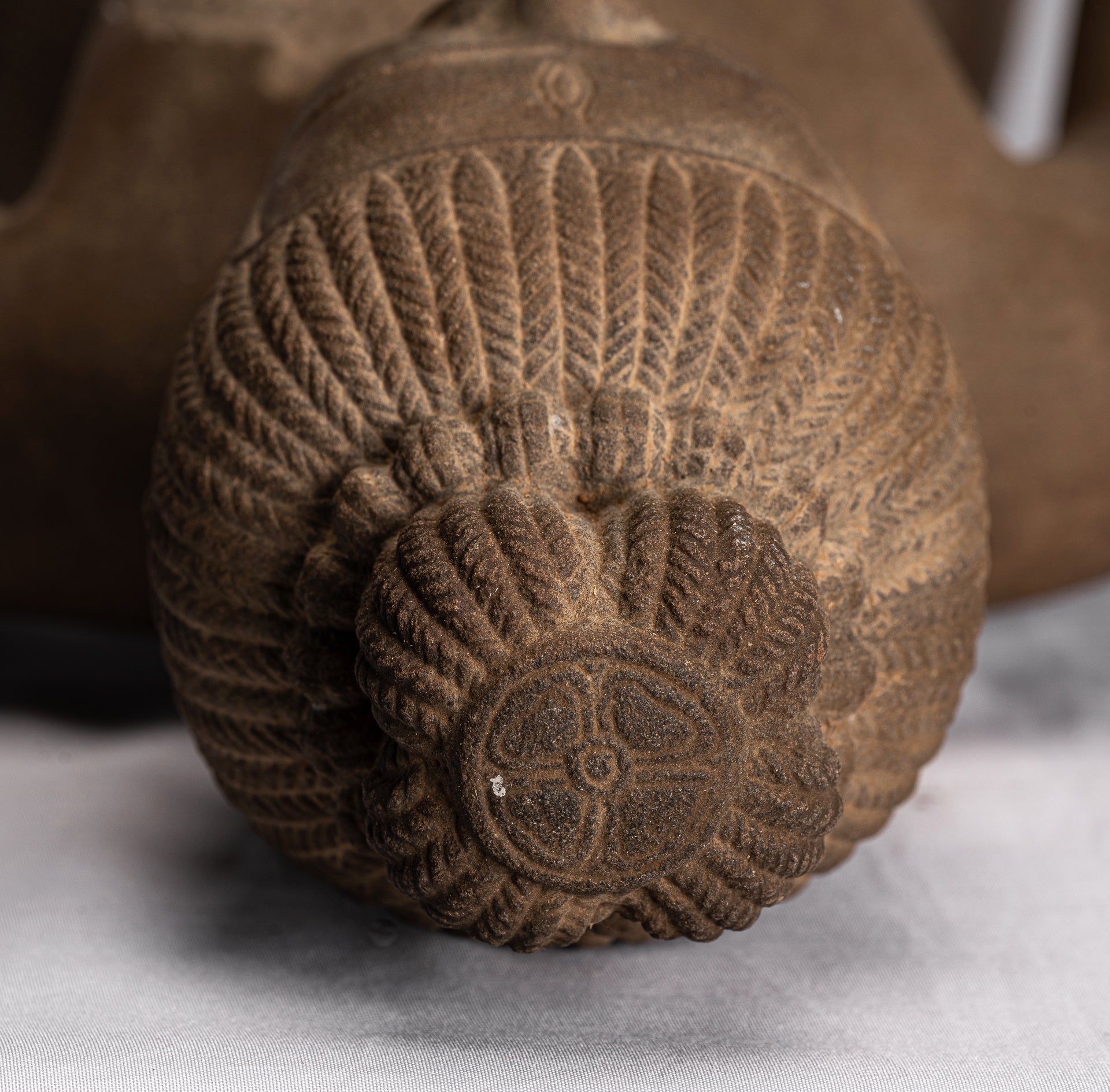 Lakshmi-Statue – antiker Baphuon-Stil, Stein, Lakshmi/Devi-Gemahlin von Vishnu, Torso – 73 cm/29 Zoll