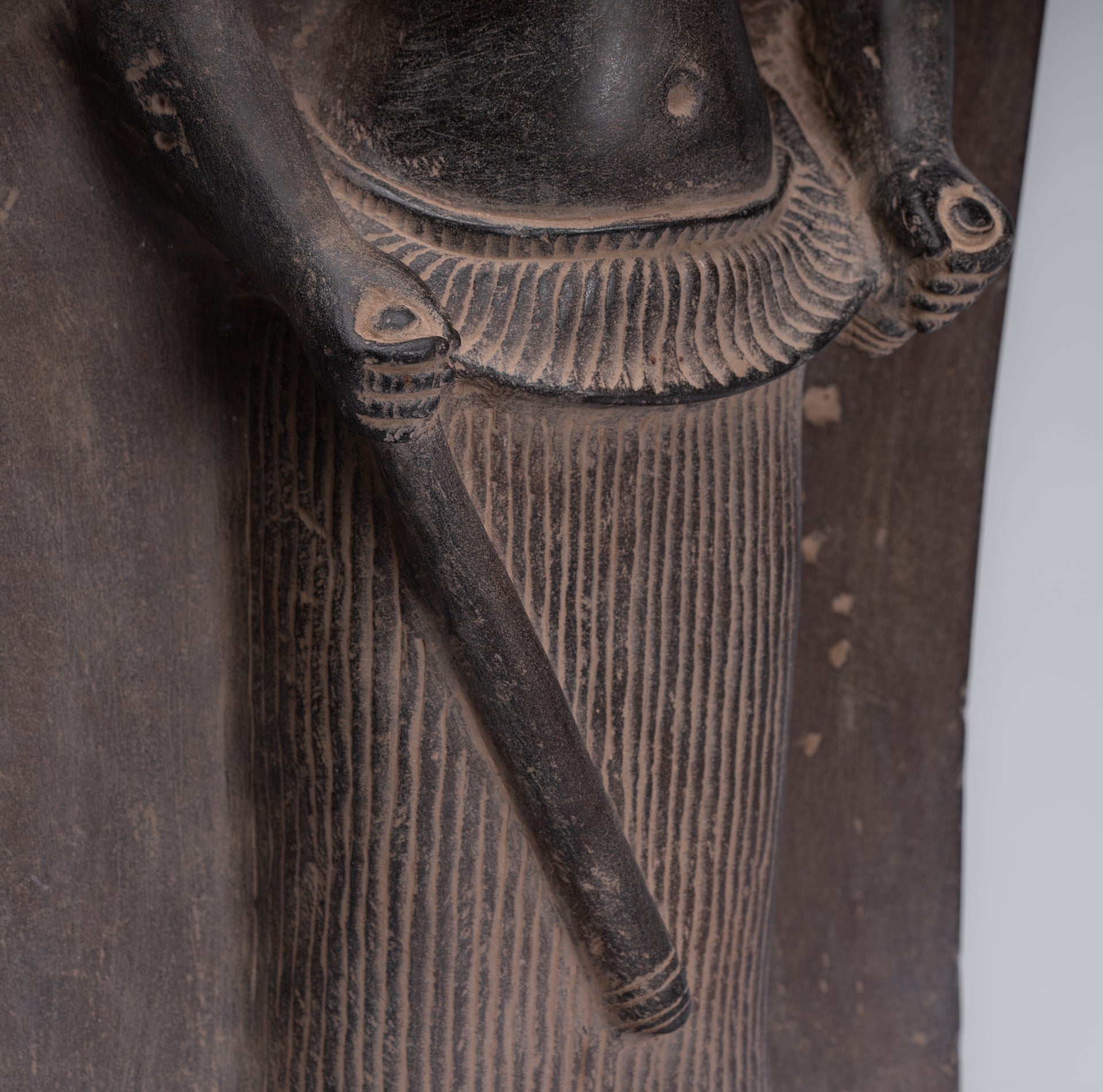 Statue antique de Stèle Durga en pierre de Koh Ker de style pré-Angkor - 51 cm/20"