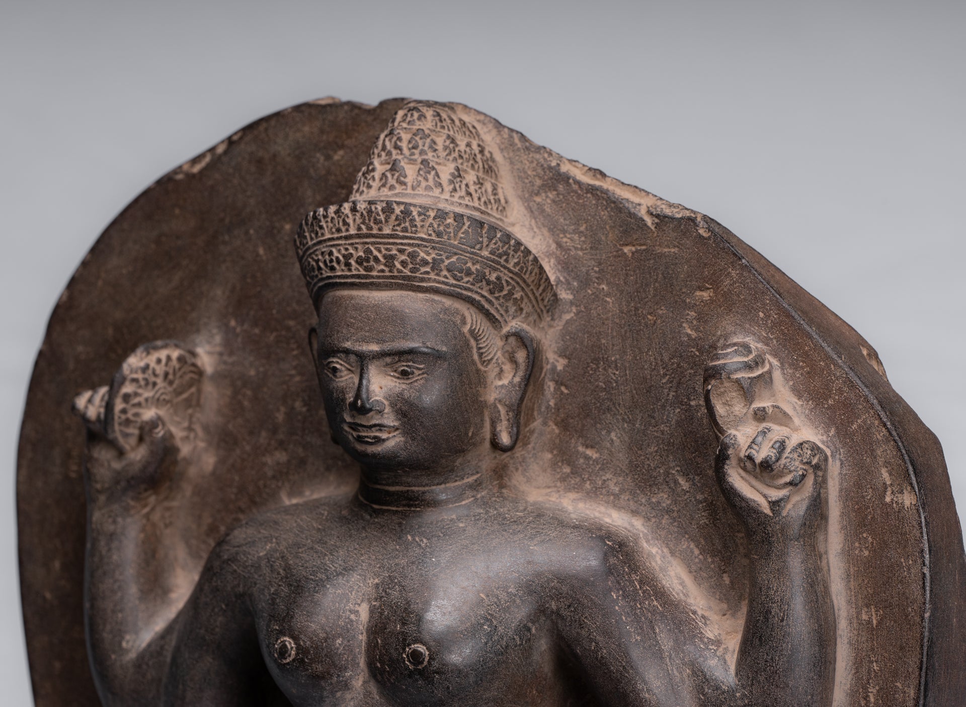 Statue antique de Stèle Durga en pierre de Koh Ker de style pré-Angkor - 51 cm/20"