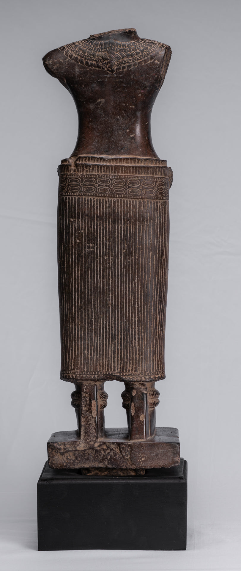 Antiker Lakshmi-Torso aus Stein im Khmer-Angkor-Wat-Stil (wahrscheinlich) – 68 cm.