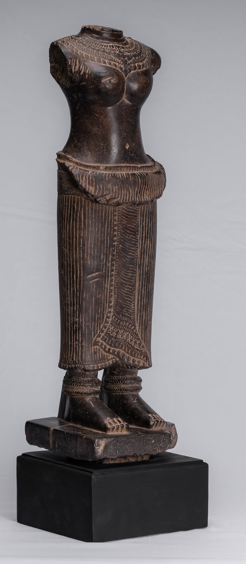 Antiker Lakshmi-Torso aus Stein im Khmer-Angkor-Wat-Stil (wahrscheinlich) – 68 cm.