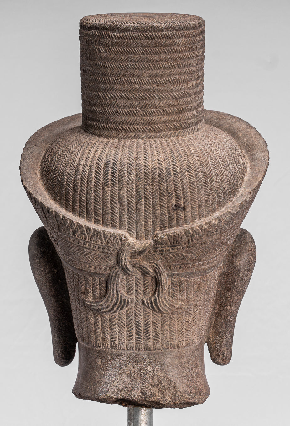 Statue antique de Bodhisattva Avalokitesvara en pierre de style Koh Ker - 54 cm/22"