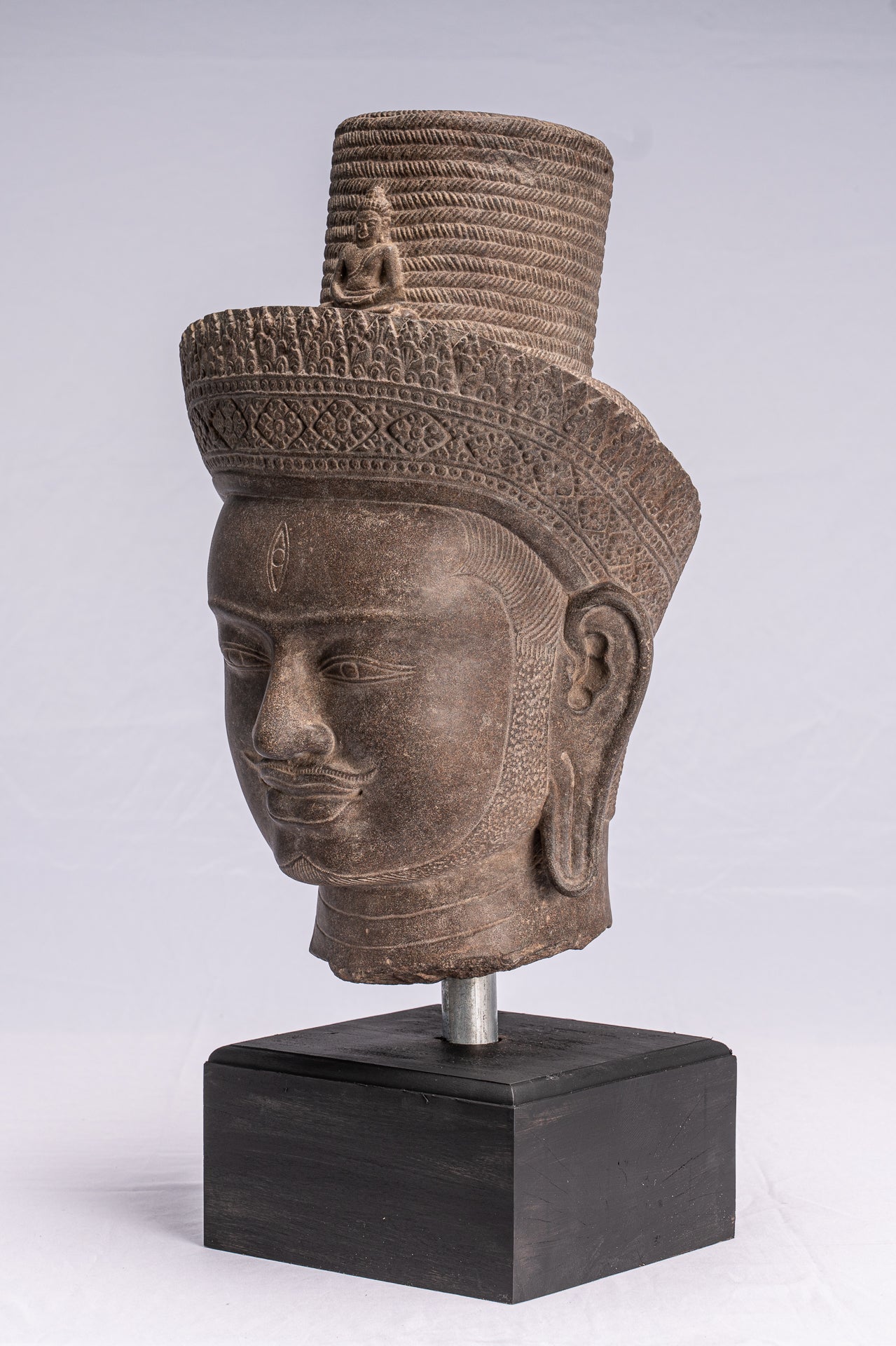 Statue antique de Bodhisattva Avalokitesvara en pierre de style Koh Ker - 54 cm/22"