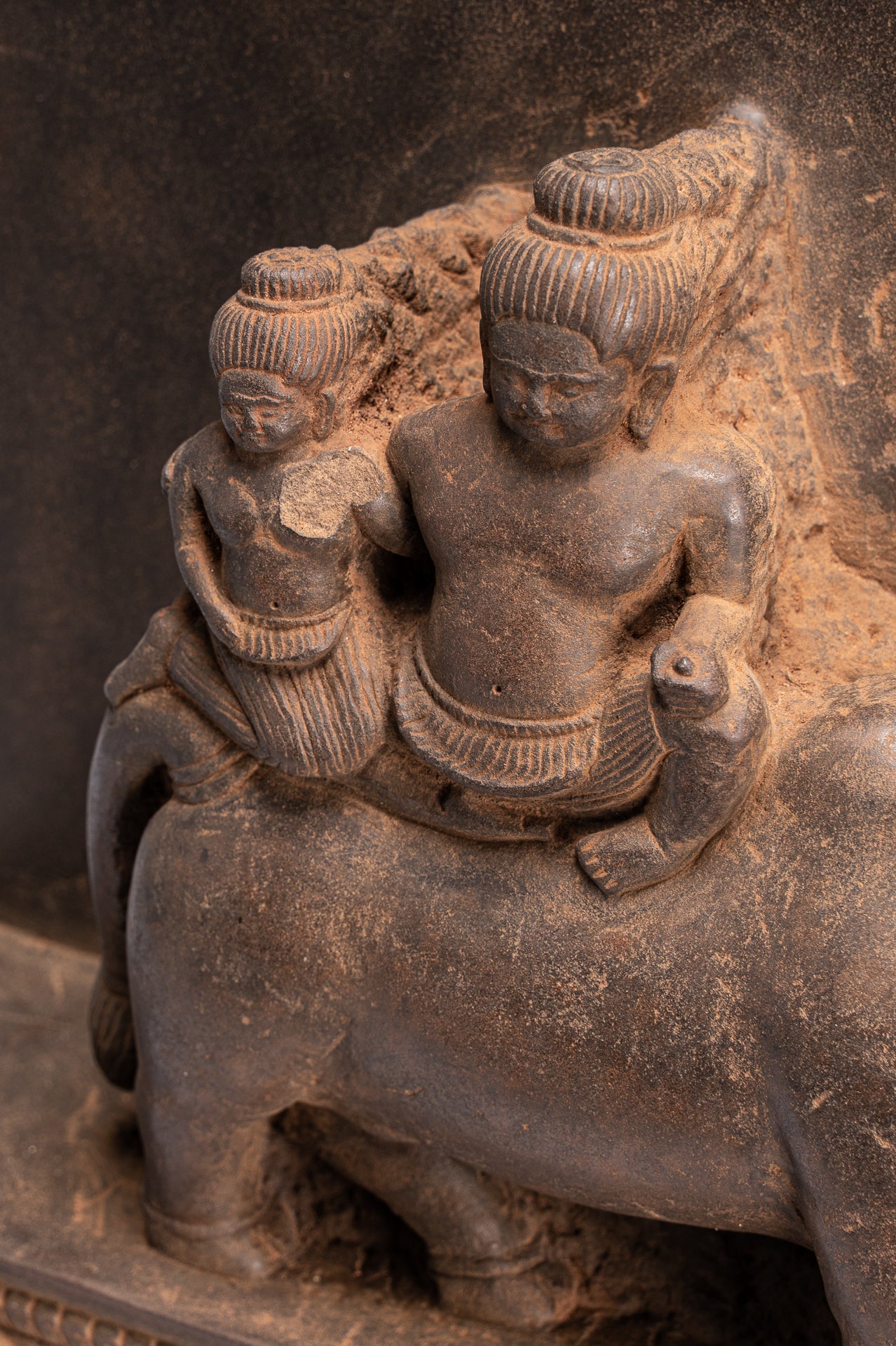 Antike Khmer-Sanskrit-Stele aus Stein im Baphuon-Stil mit Nandi – 72 cm.