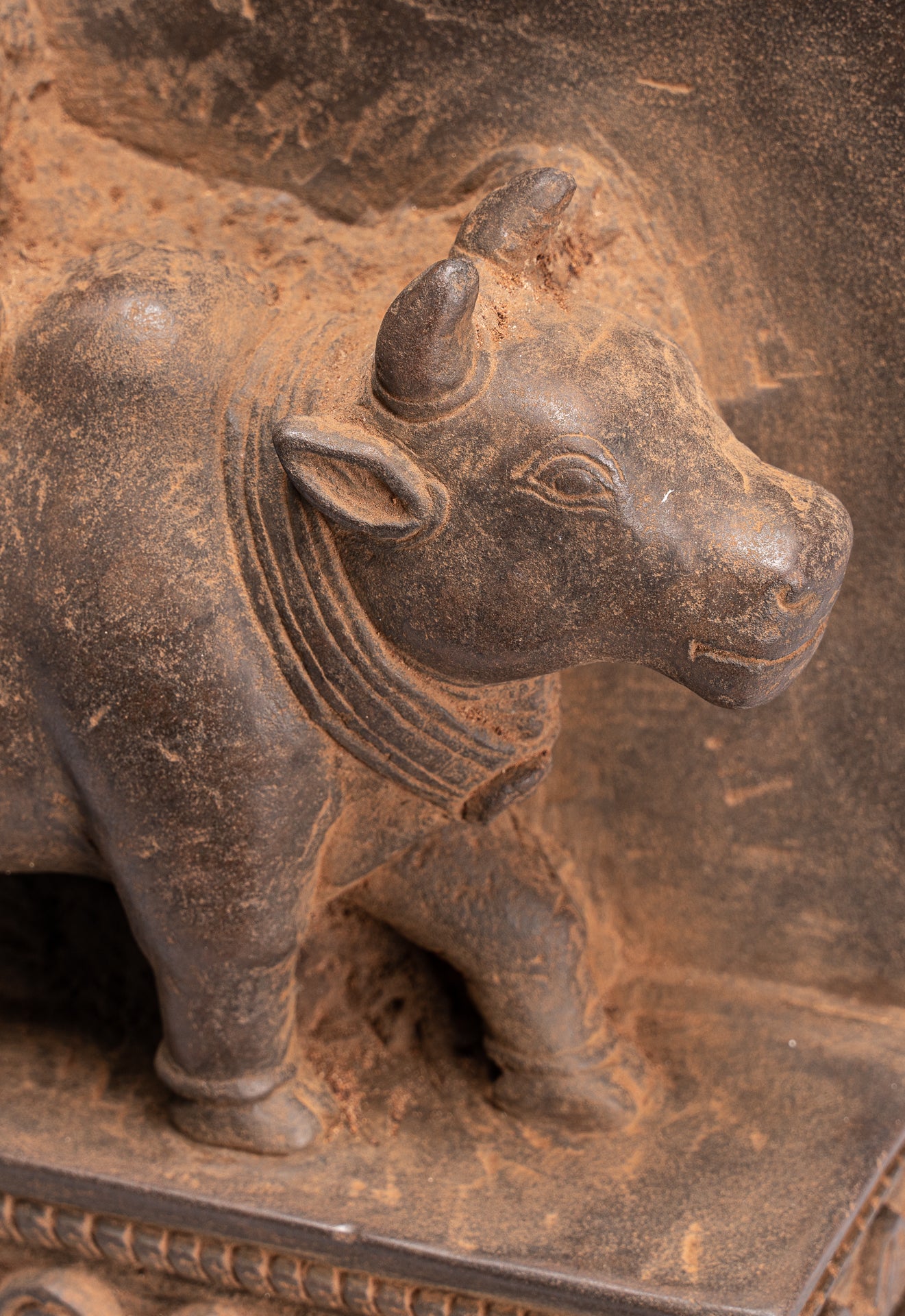Antike Khmer-Sanskrit-Stele aus Stein im Baphuon-Stil mit Nandi – 72 cm.