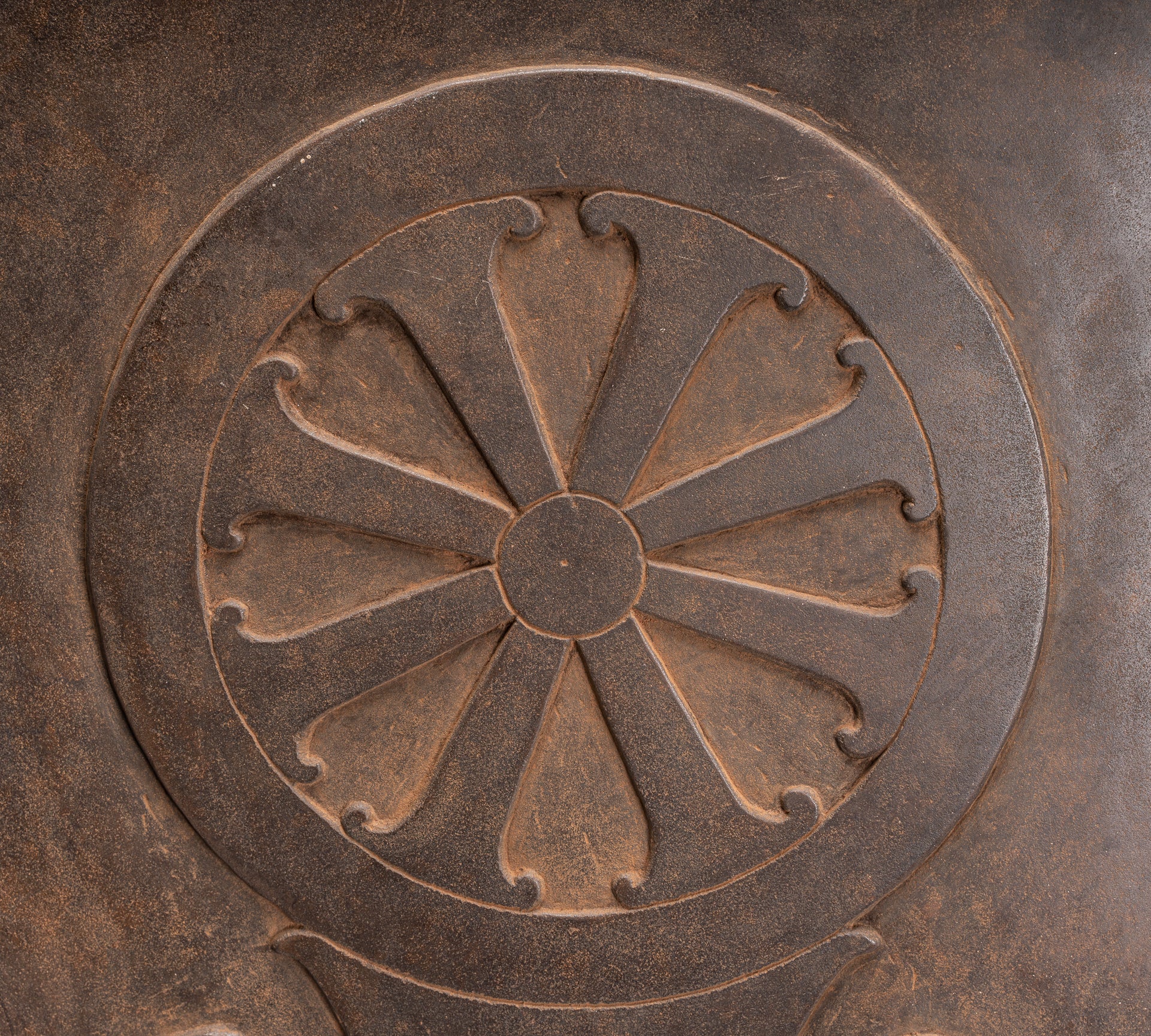 Antike Khmer-Sanskrit-Stele aus Stein im Baphuon-Stil mit Nandi – 72 cm.