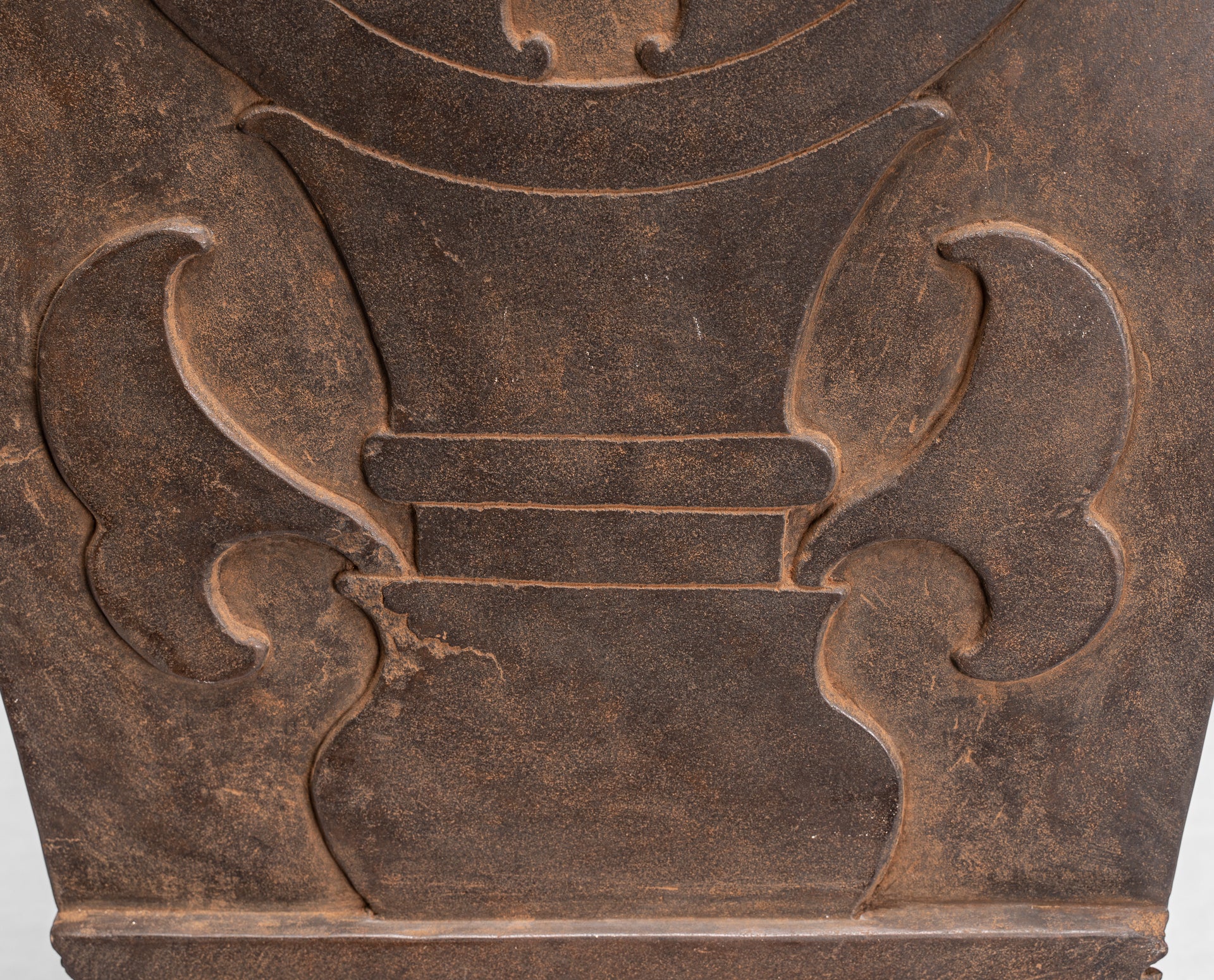 Antike Khmer-Sanskrit-Stele aus Stein im Baphuon-Stil mit Nandi – 72 cm.