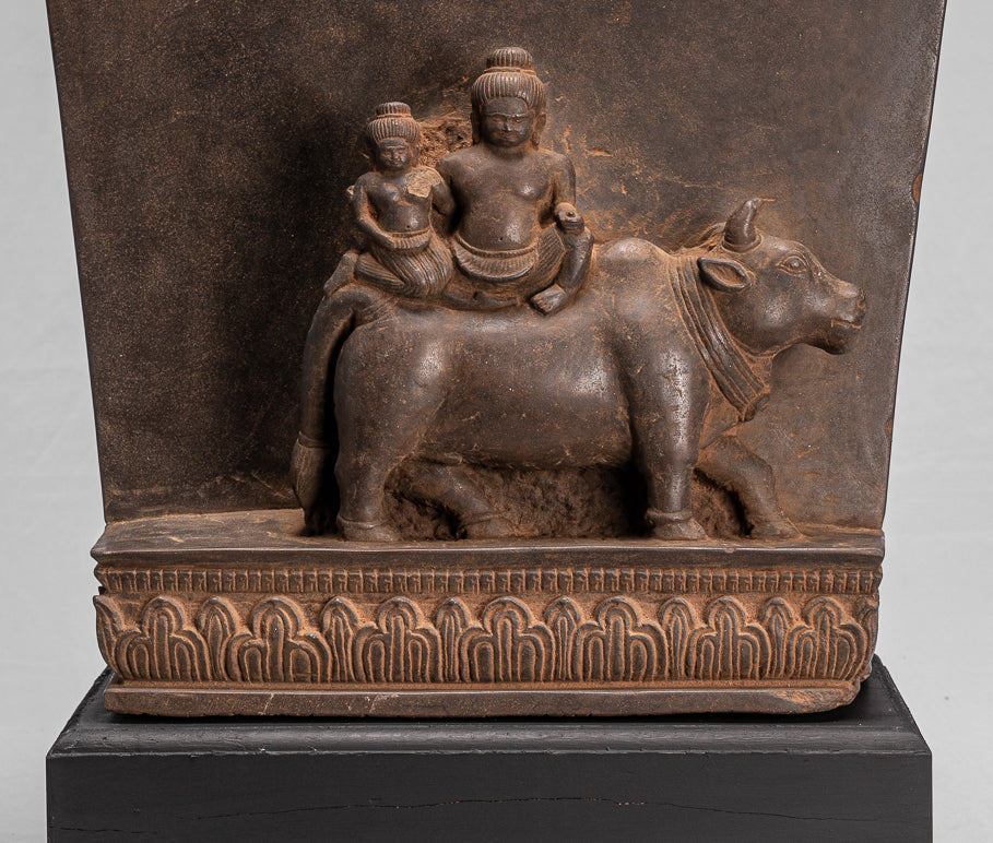 Antike Khmer-Sanskrit-Stele aus Stein im Baphuon-Stil mit Nandi – 72 cm.
