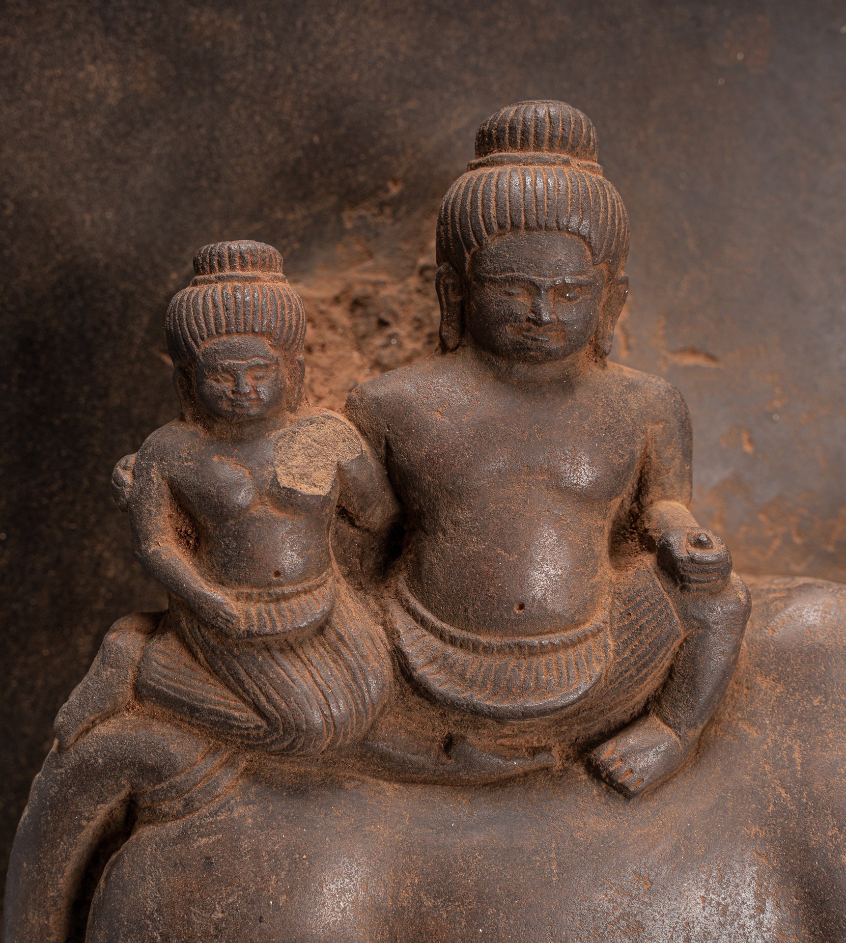 Antike Khmer-Sanskrit-Stele aus Stein im Baphuon-Stil mit Nandi – 72 cm.