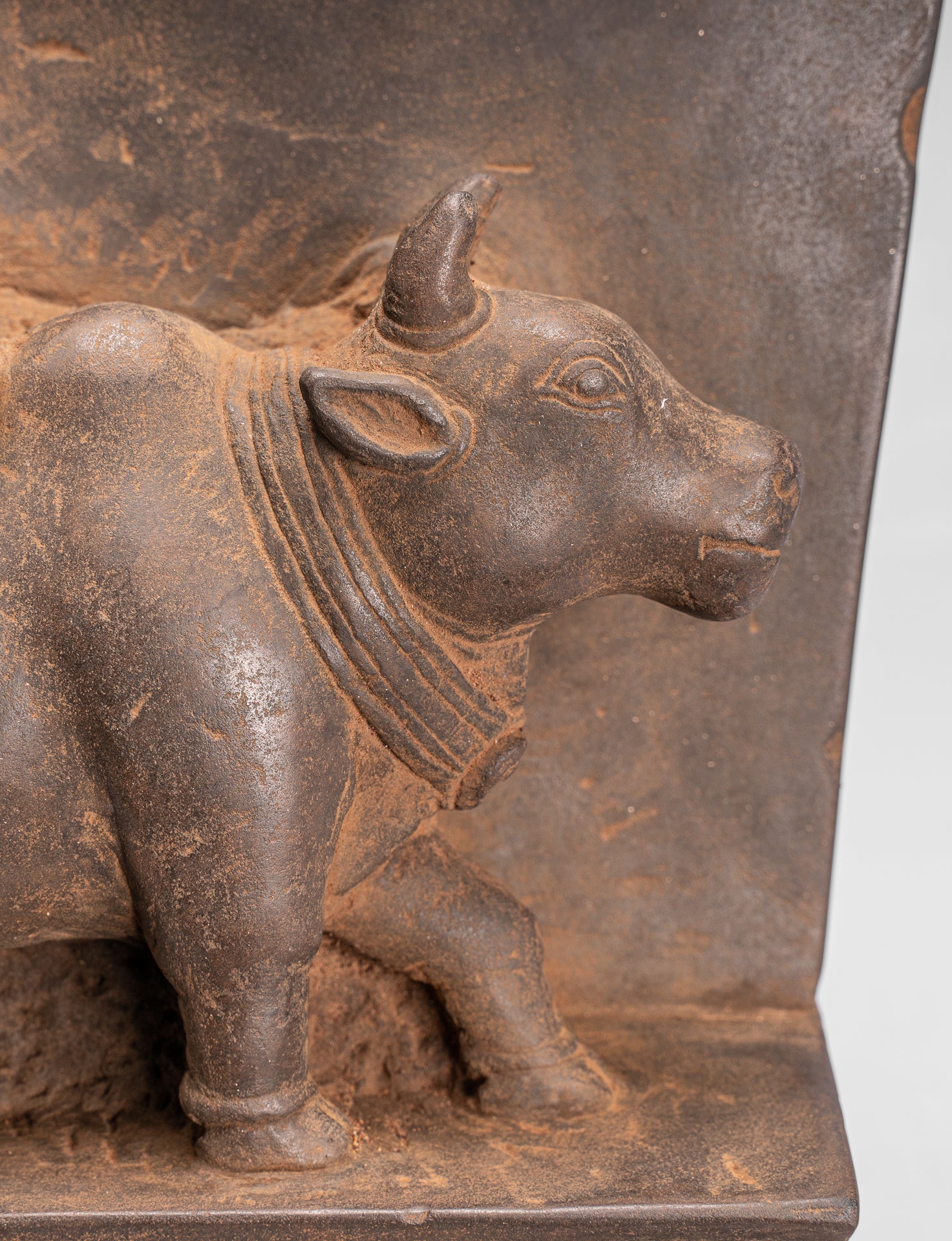 Antike Khmer-Sanskrit-Stele aus Stein im Baphuon-Stil mit Nandi – 72 cm.