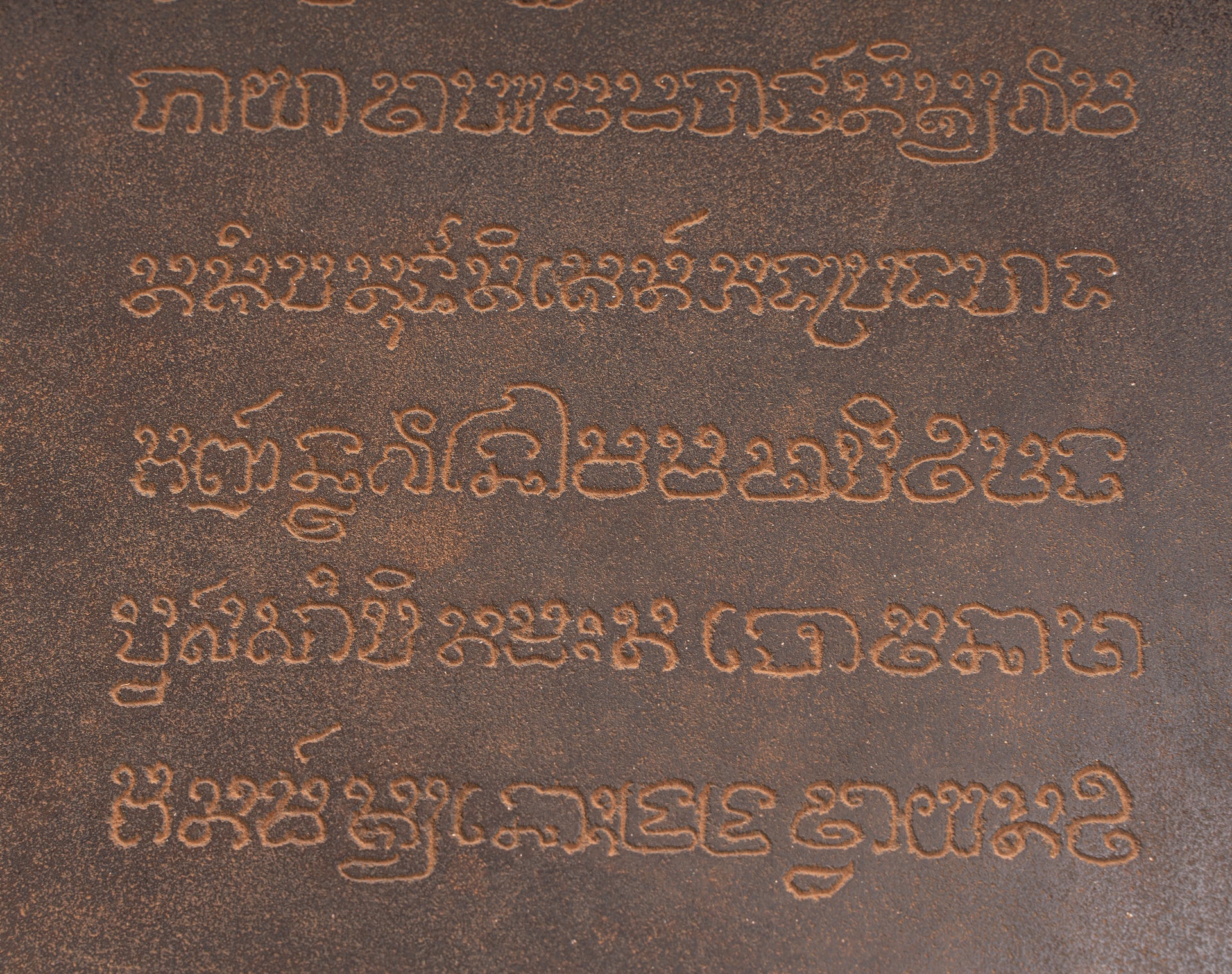 Antike Khmer-Sanskrit-Stele aus Stein im Baphuon-Stil mit Nandi – 72 cm.