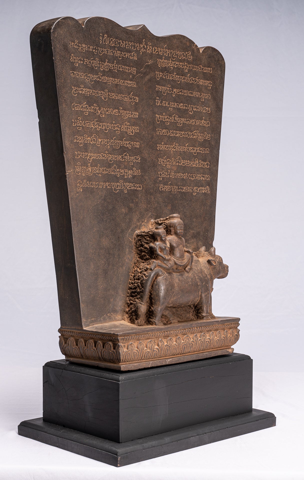 Antike Khmer-Sanskrit-Stele aus Stein im Baphuon-Stil mit Nandi – 72 cm.