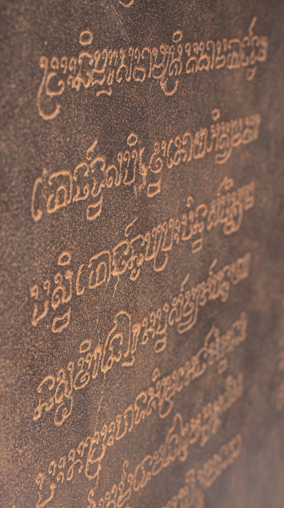Antike Khmer-Sanskrit-Stele aus Stein im Baphuon-Stil mit Nandi – 72 cm.