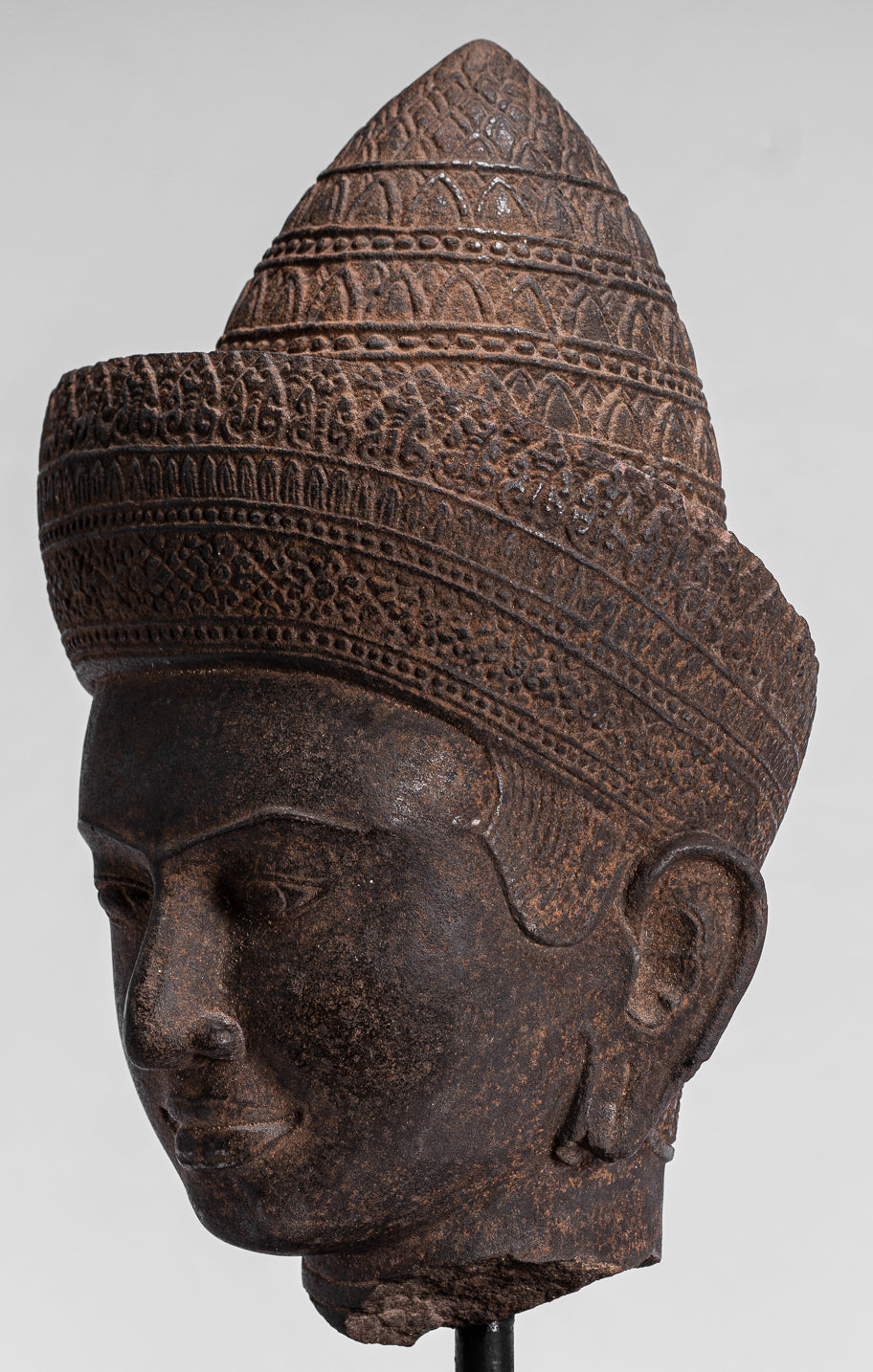 Statue de Bouddha - Tête de Bouddha Khmer antique de style Angkor Wat montée sur pierre - 42 cm / 17"