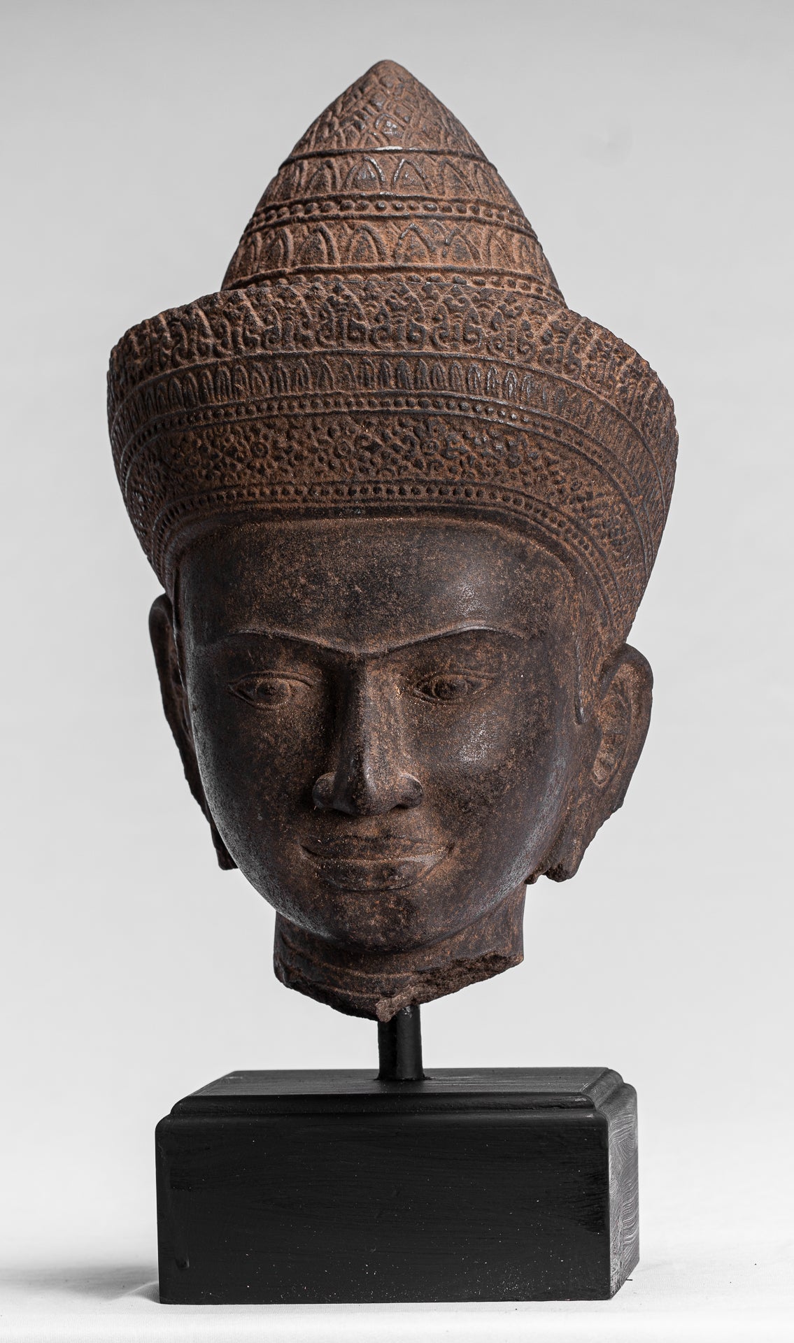 Statue de Bouddha - Tête de Bouddha Khmer antique de style Angkor Wat montée sur pierre - 42 cm / 17"