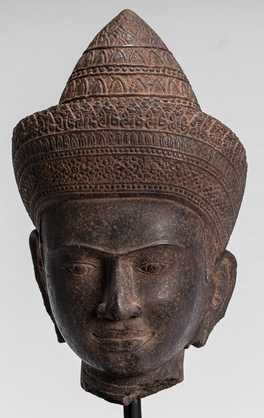 Statue de Bouddha - Tête de Bouddha Khmer antique de style Angkor Wat montée sur pierre - 42 cm / 17"