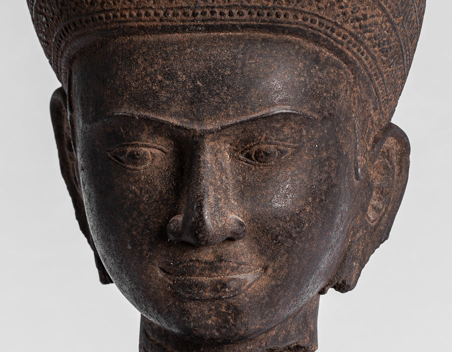 Statue de Bouddha - Tête de Bouddha Khmer antique de style Angkor Wat montée sur pierre - 42 cm / 17"