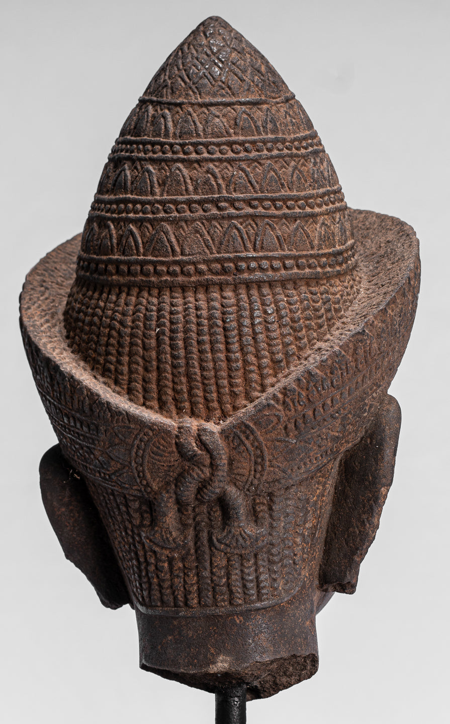 Statue de Bouddha - Tête de Bouddha Khmer antique de style Angkor Wat montée sur pierre - 42 cm / 17"