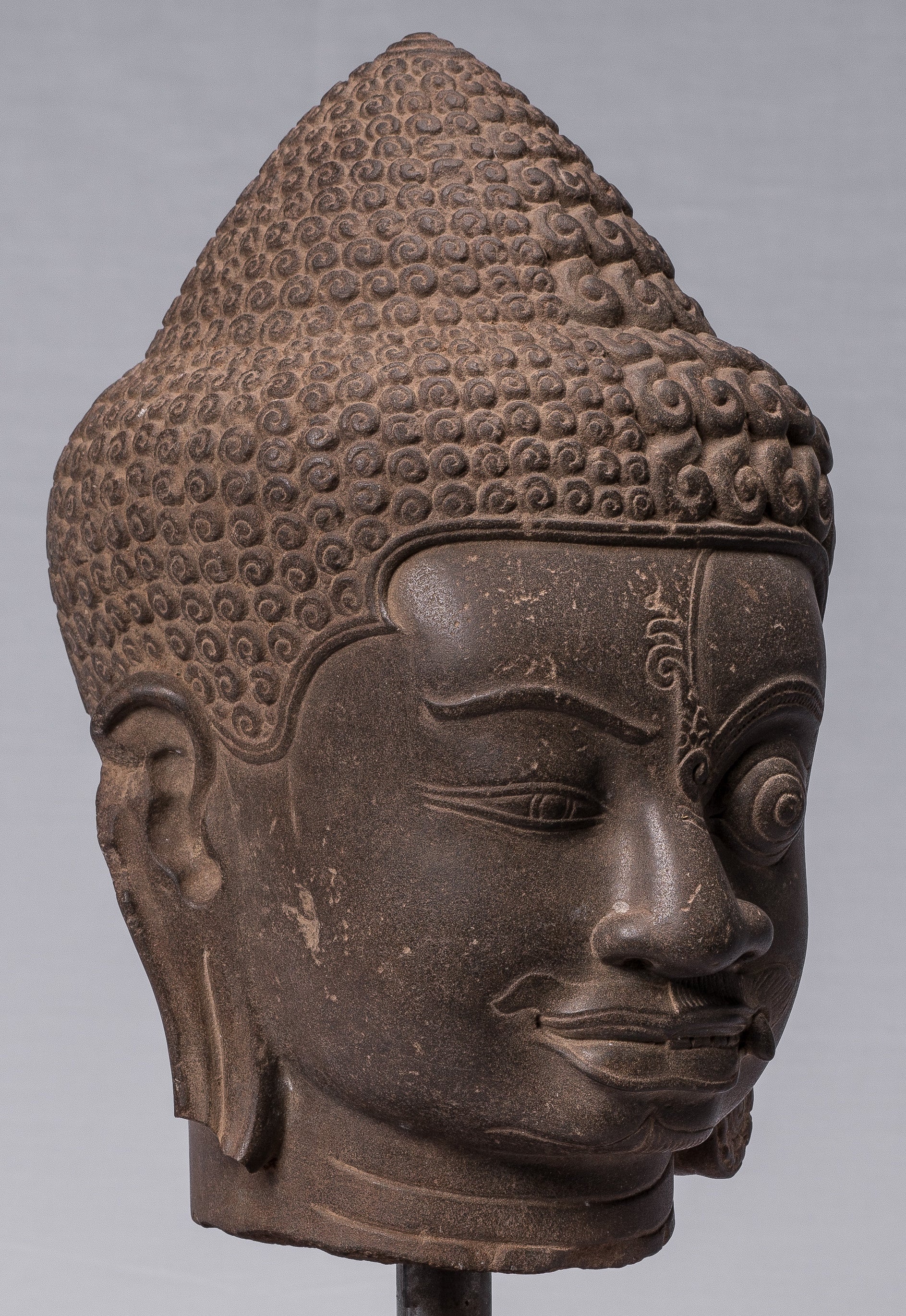 Shiva-Statue – antiker Khmer-Stil, brauner Stein, Yaksha und Yakshaswaroop Shiva-Kopf, 47 cm.