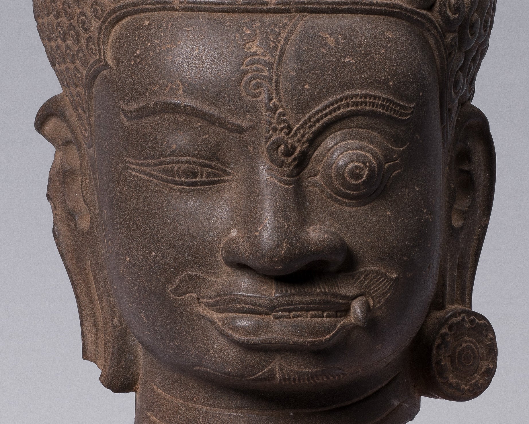 Shiva-Statue – antiker Khmer-Stil, brauner Stein, Yaksha und Yakshaswaroop Shiva-Kopf, 47 cm.