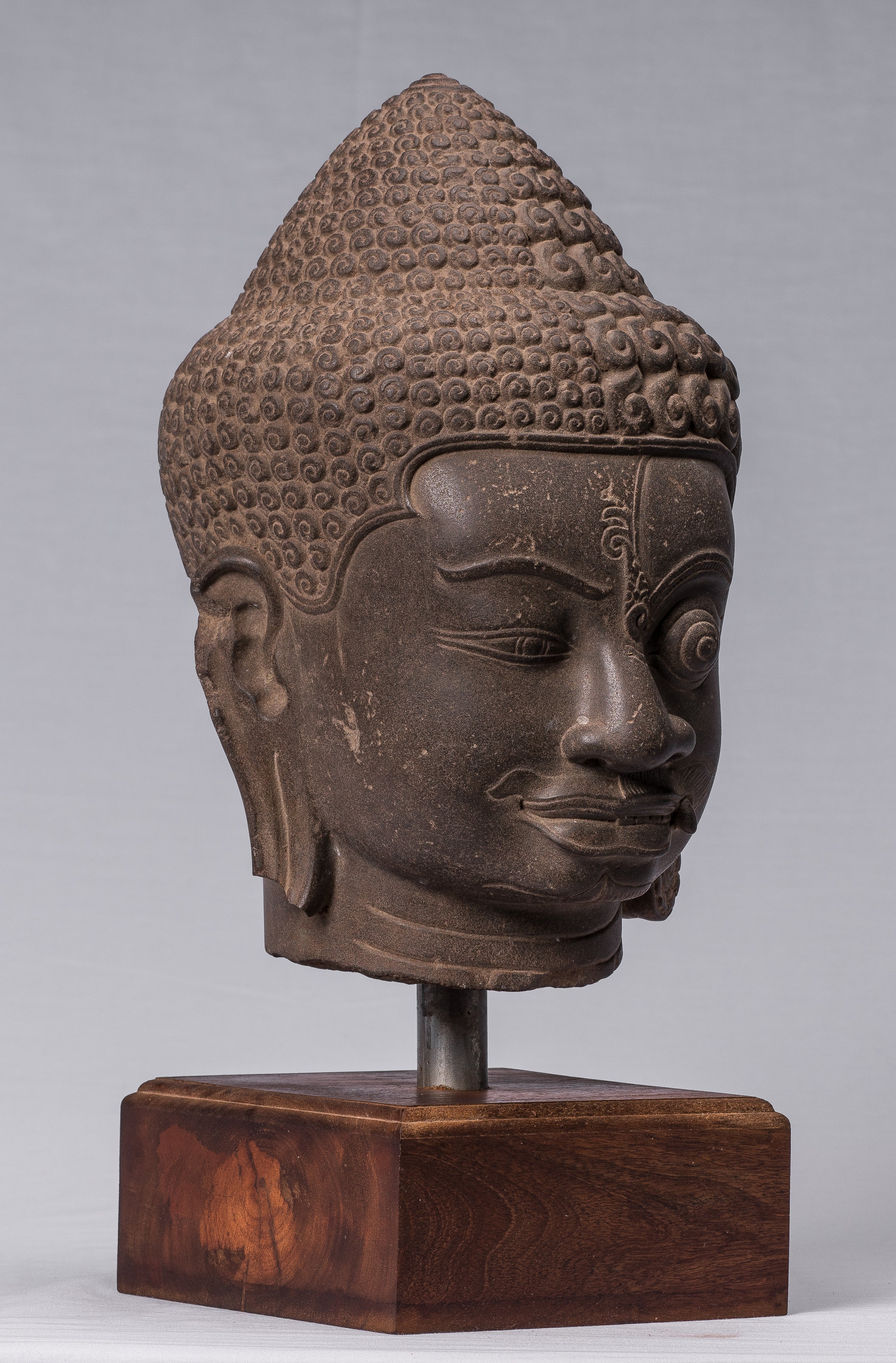 Shiva-Statue – antiker Khmer-Stil, brauner Stein, Yaksha und Yakshaswaroop Shiva-Kopf, 47 cm.
