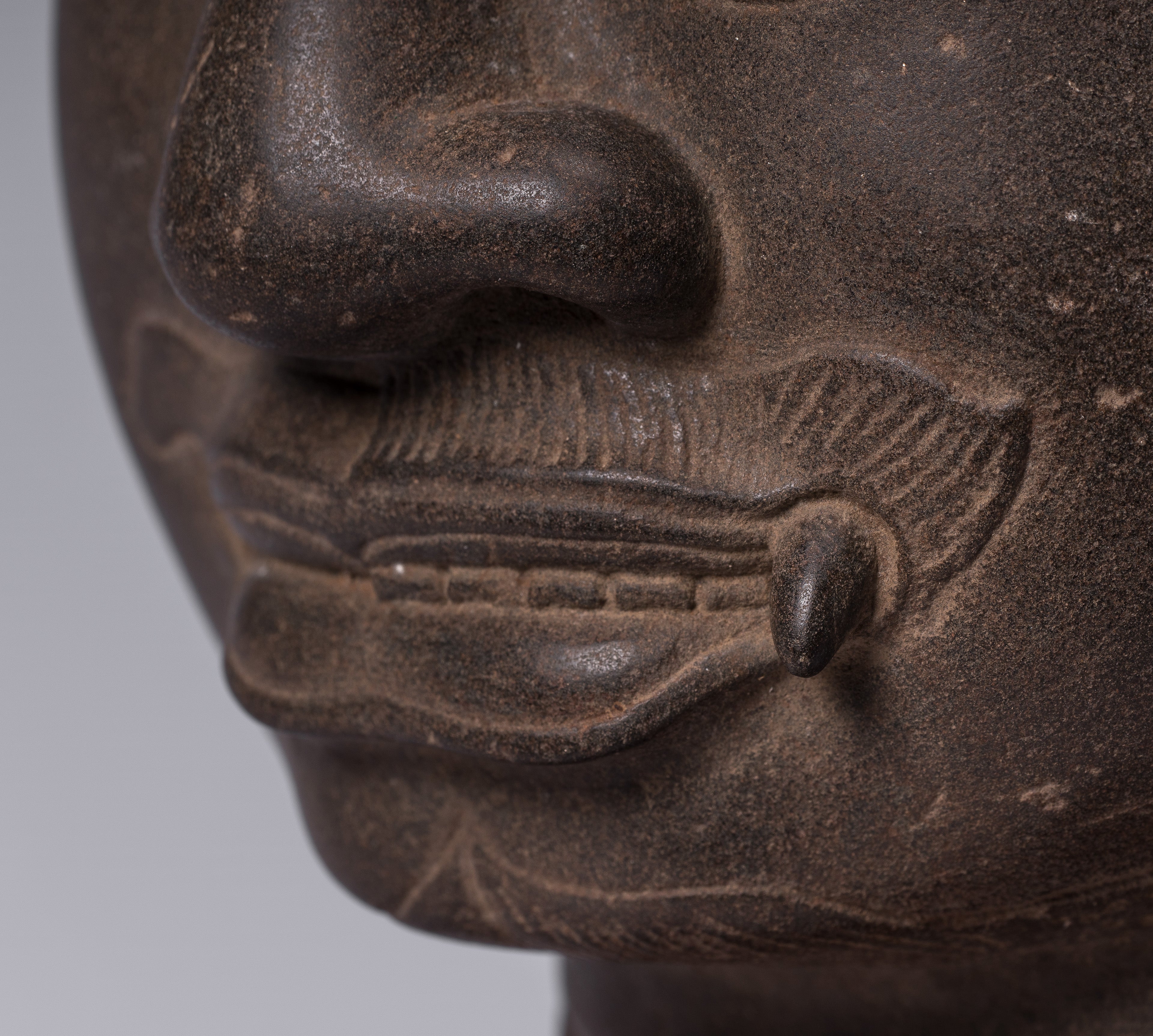 Shiva-Statue – antiker Khmer-Stil, brauner Stein, Yaksha und Yakshaswaroop Shiva-Kopf, 47 cm.