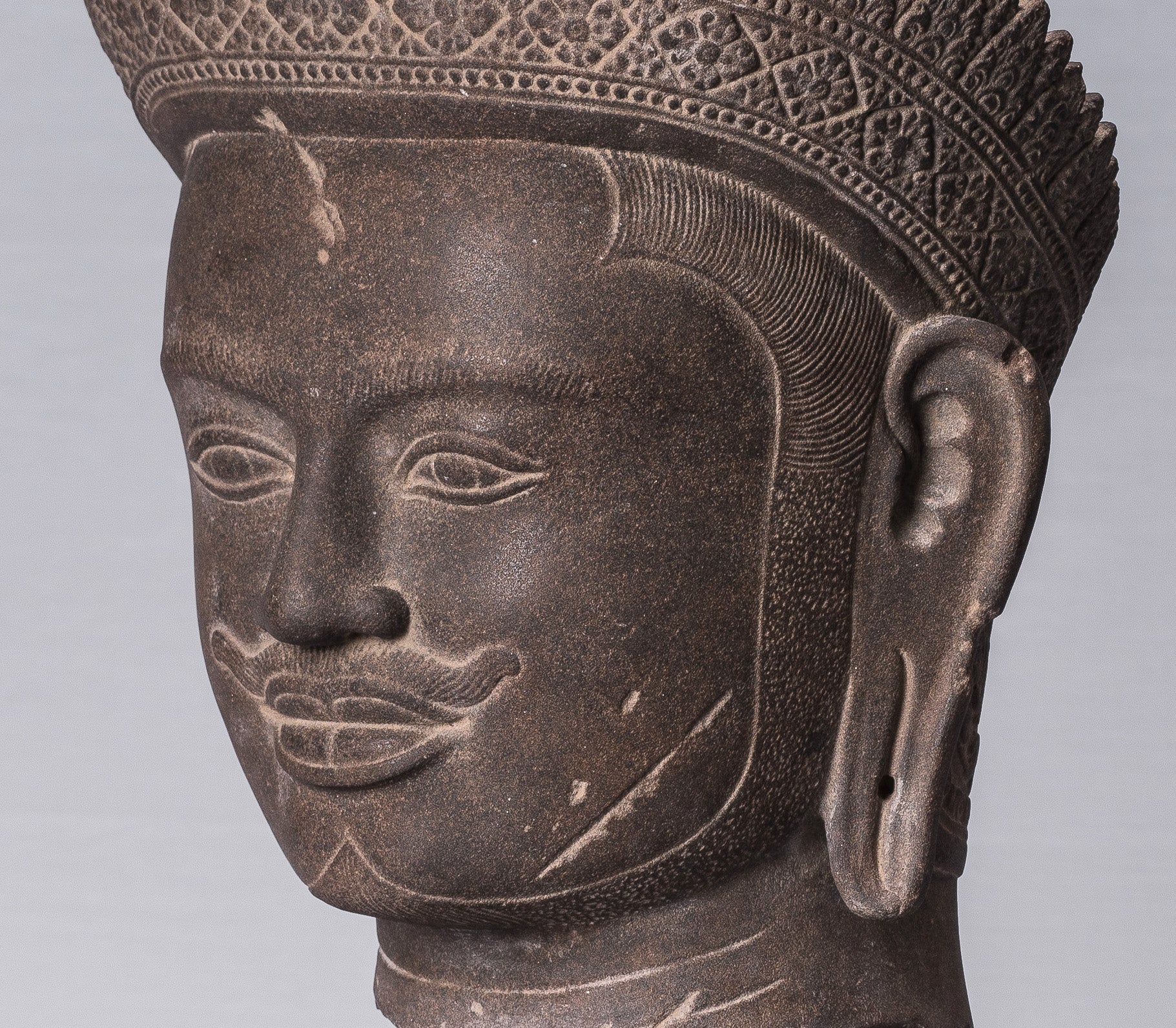 Statue de Vishnu – Tête antique de Vishnu khmer de style Banteay Srei montée sur pierre – 56 cm/22"