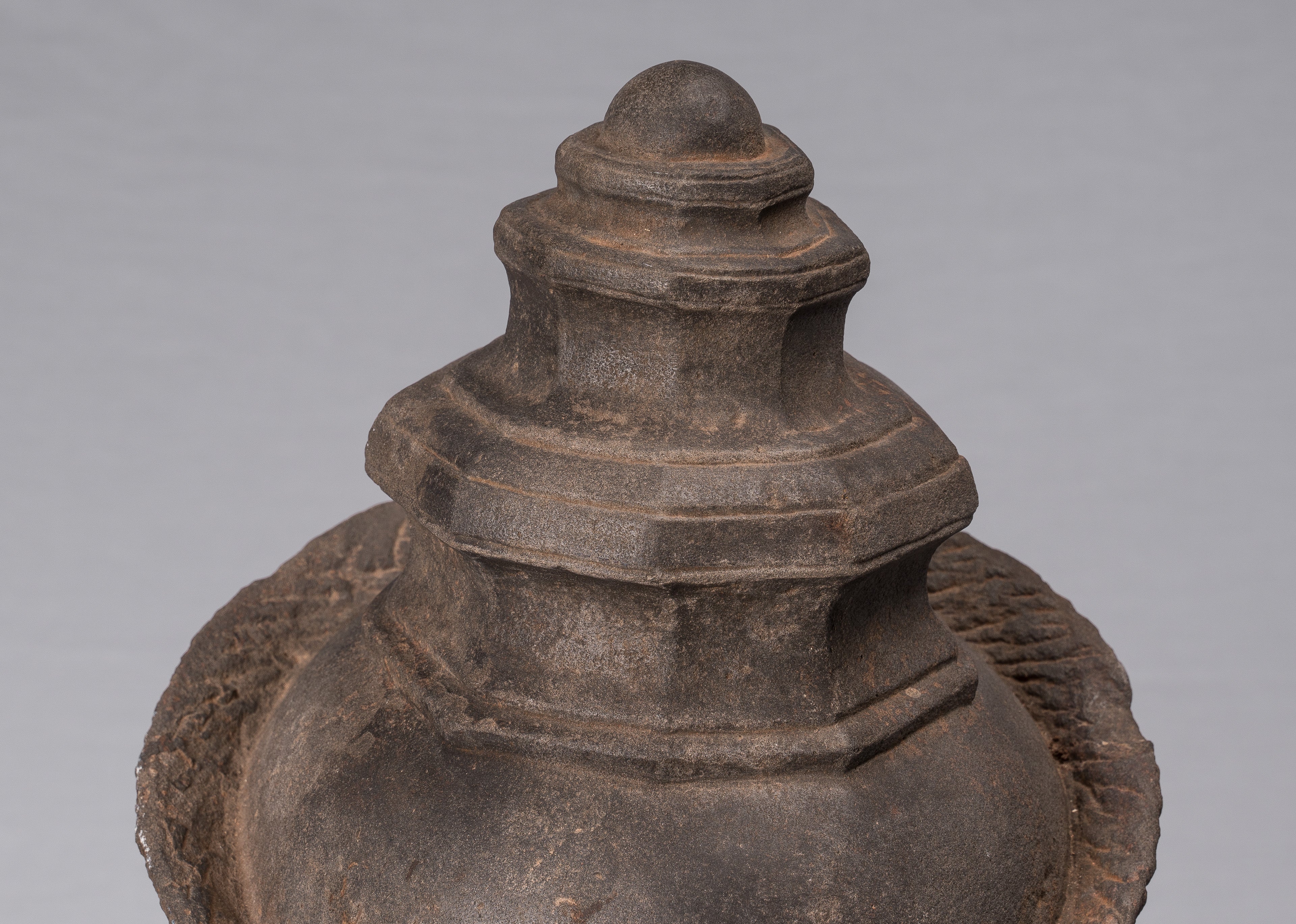 Statue de Vishnu – Tête de Vishnu en grès antique de style Preah-Ko – Protecteur et conservateur – 52 cm/21"