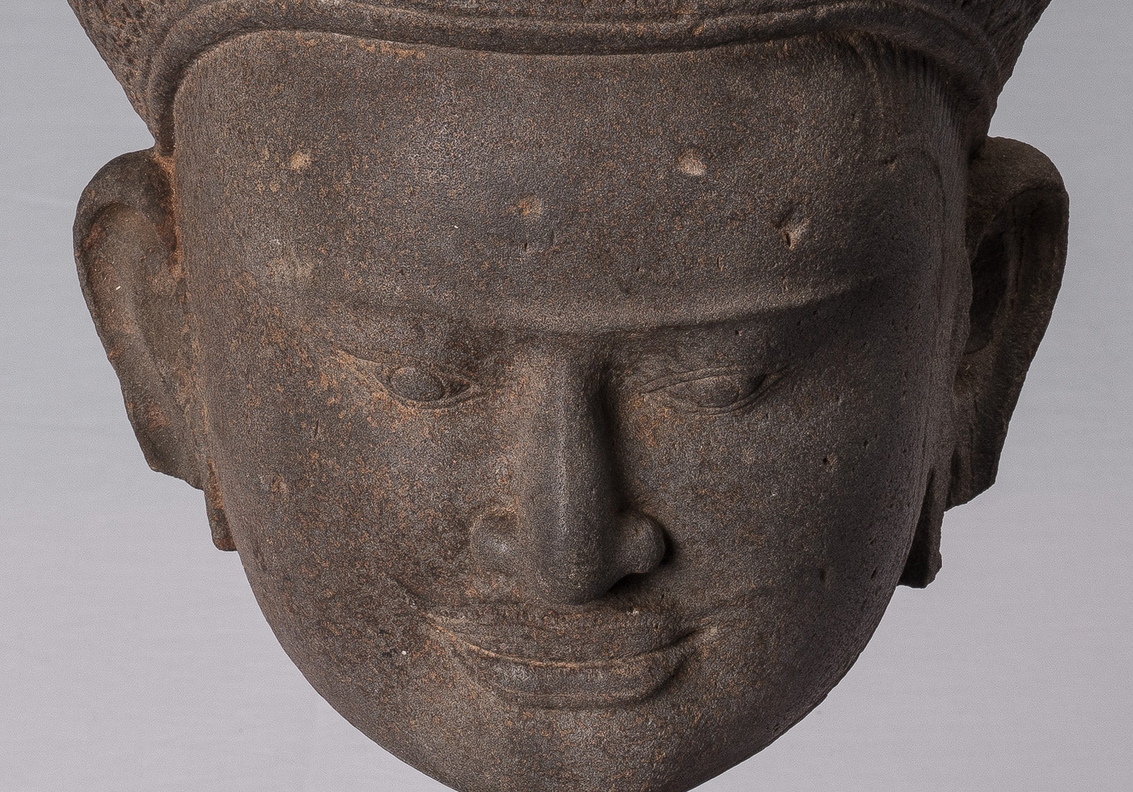 Statue de Vishnu – Tête de Vishnu en grès antique de style Preah-Ko – Protecteur et conservateur – 52 cm/21"