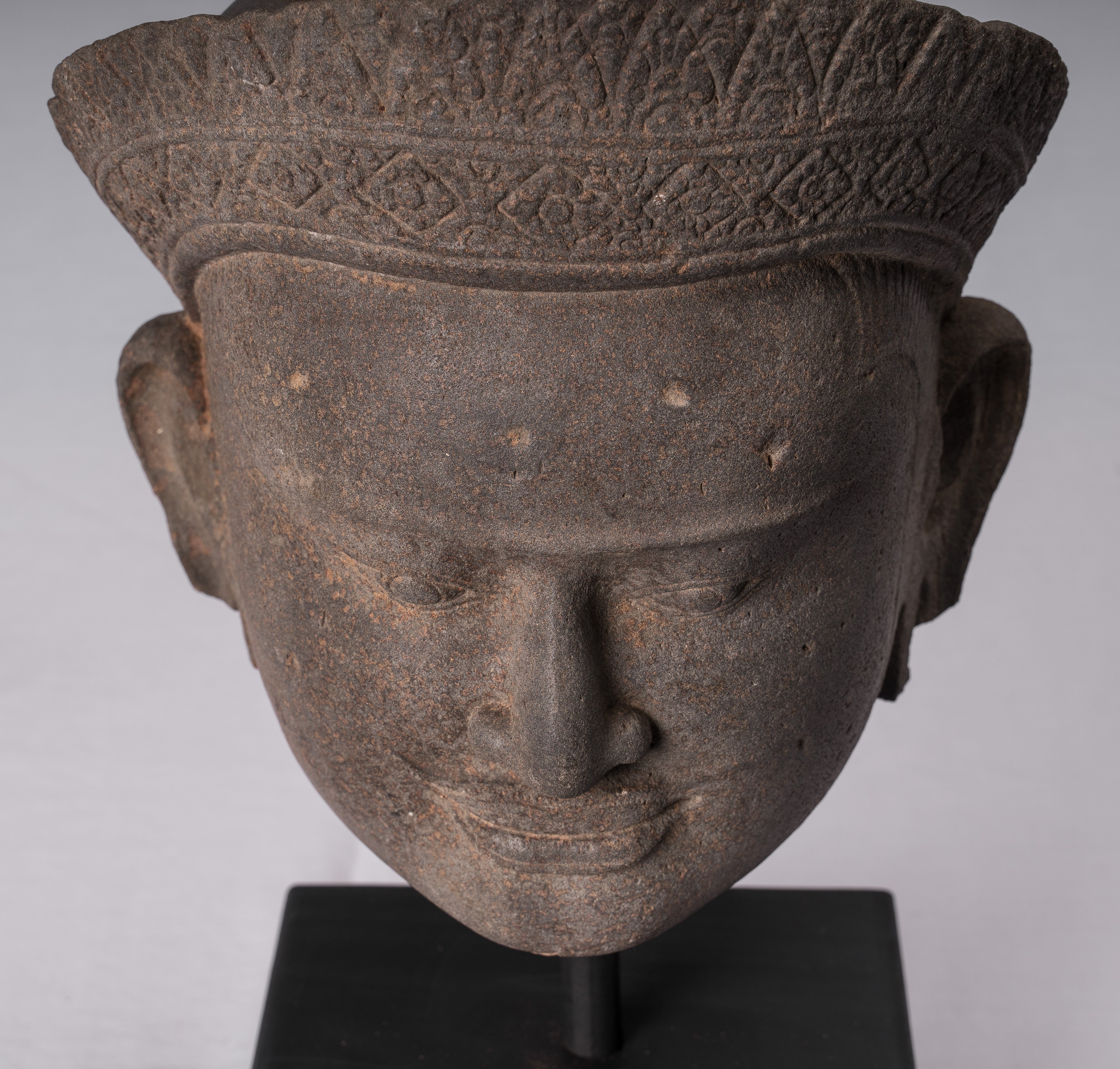 Statue de Vishnu – Tête de Vishnu en grès antique de style Preah-Ko – Protecteur et conservateur – 52 cm/21"