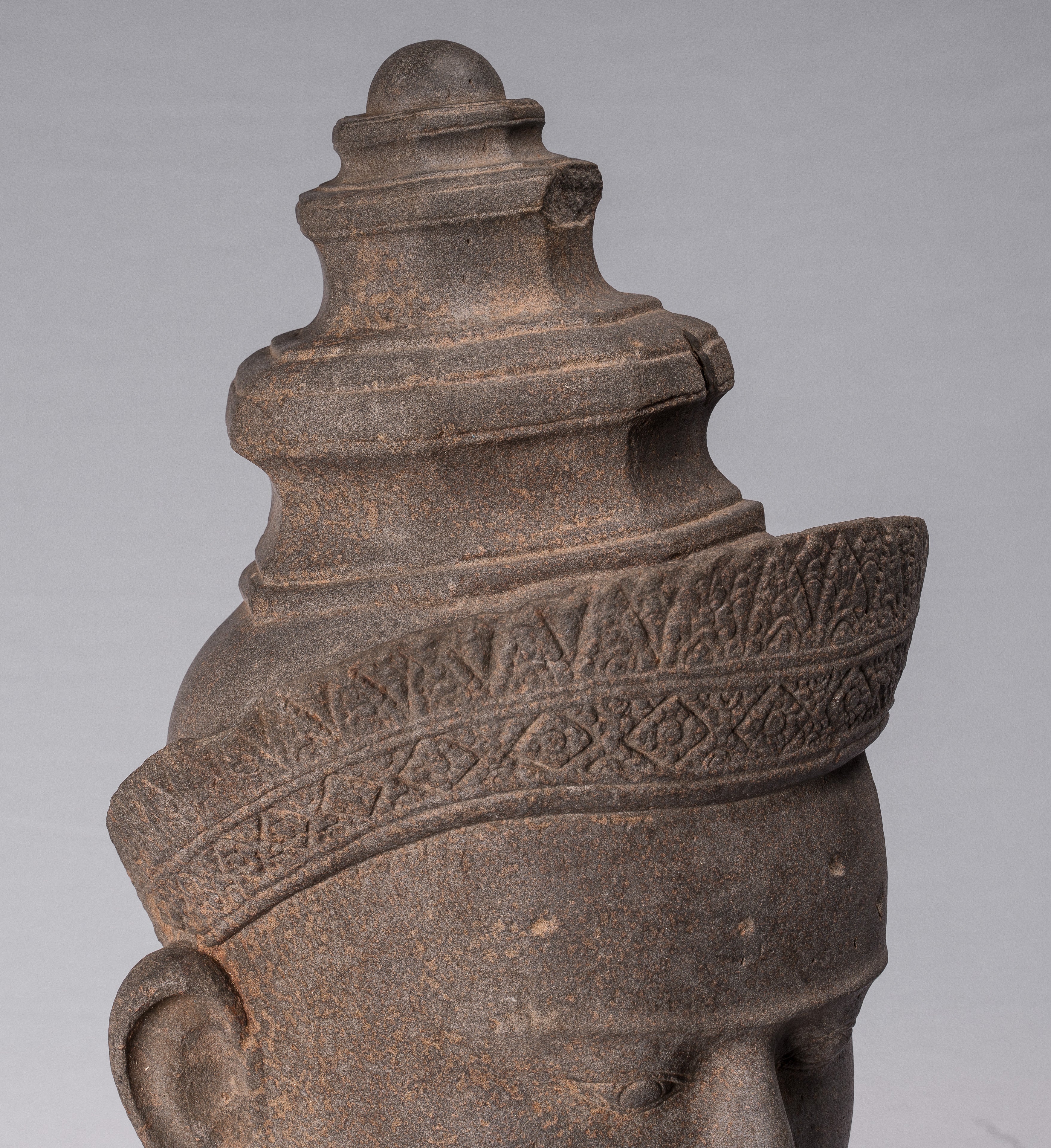 Statue de Vishnu – Tête de Vishnu en grès antique de style Preah-Ko – Protecteur et conservateur – 52 cm/21"