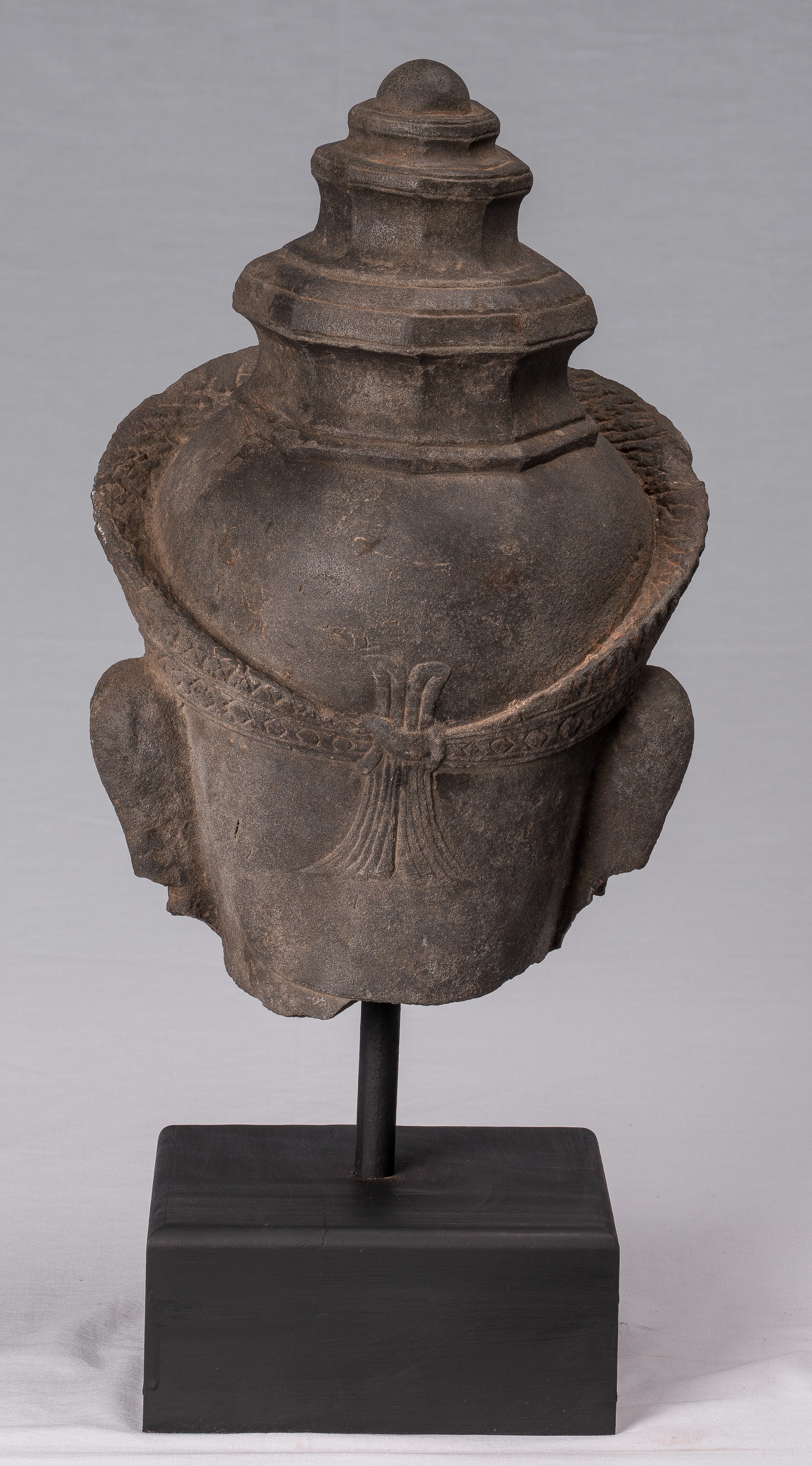 Statue de Vishnu – Tête de Vishnu en grès antique de style Preah-Ko – Protecteur et conservateur – 52 cm/21"