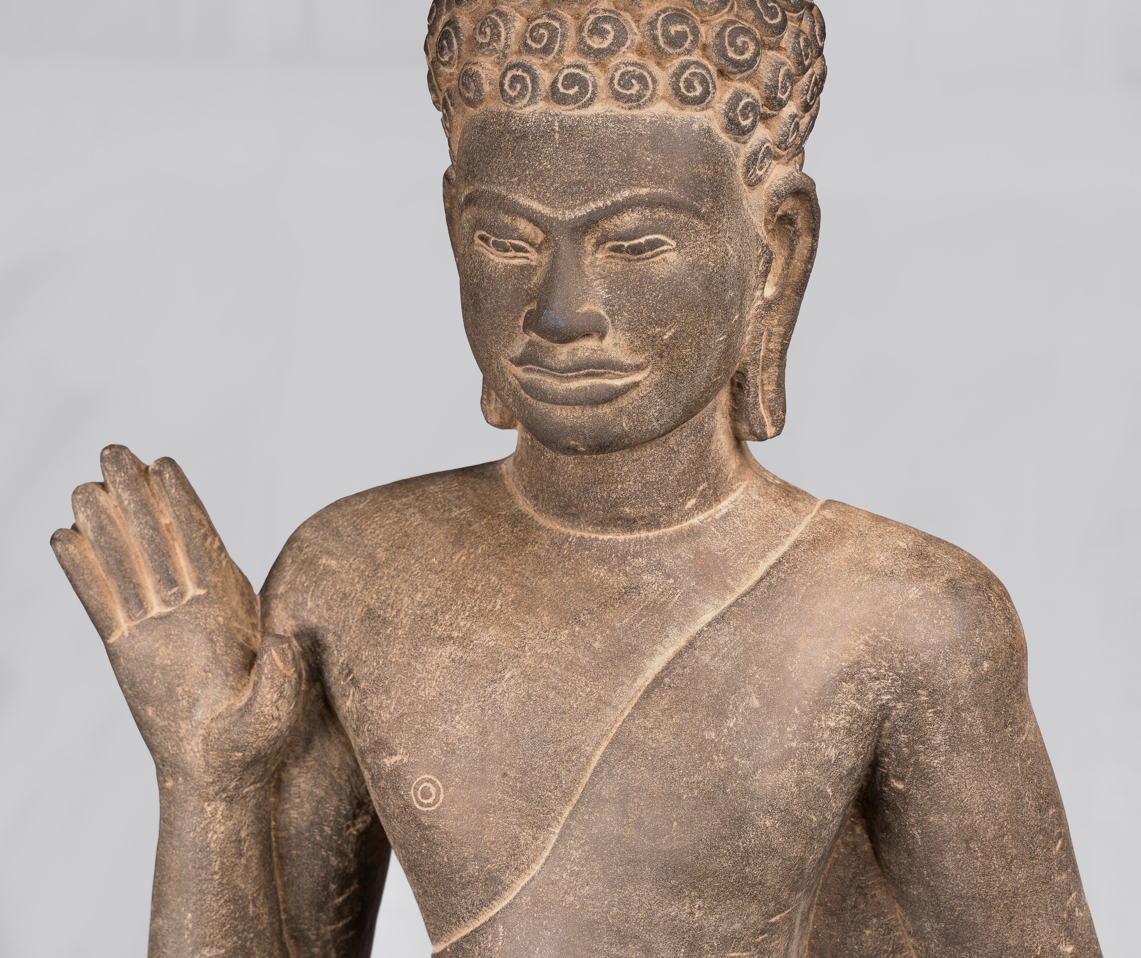 Statua di Buddha - Antique Phnom Da Style Standing Stone Protection Khmer Buddha - 123cm/49 "alto