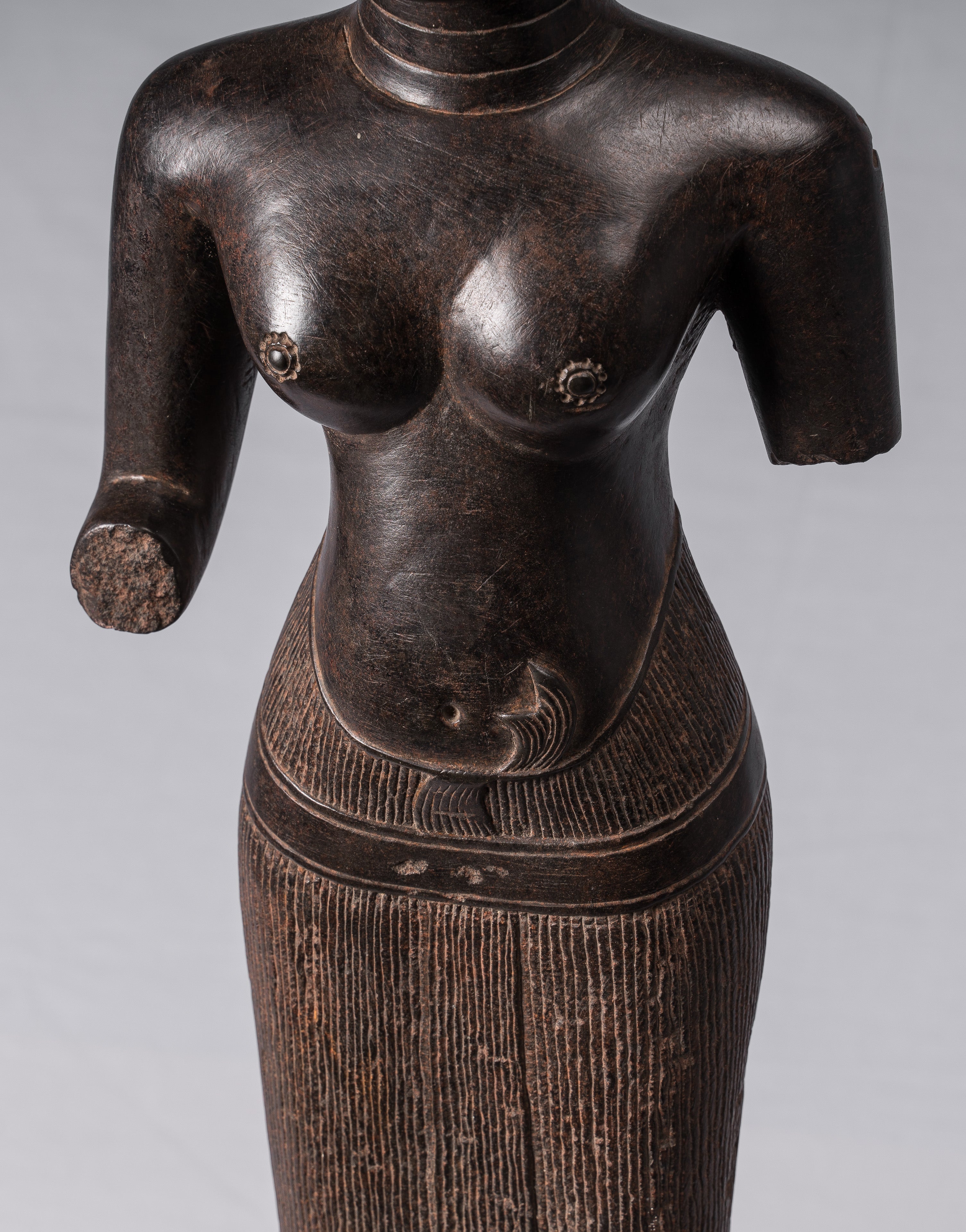 Estatua de Lakshmi - Stone de estilo Baphuon antiguo Lakshmi / Devi consorte de Vishnu Torso - 78 cm / 31 "