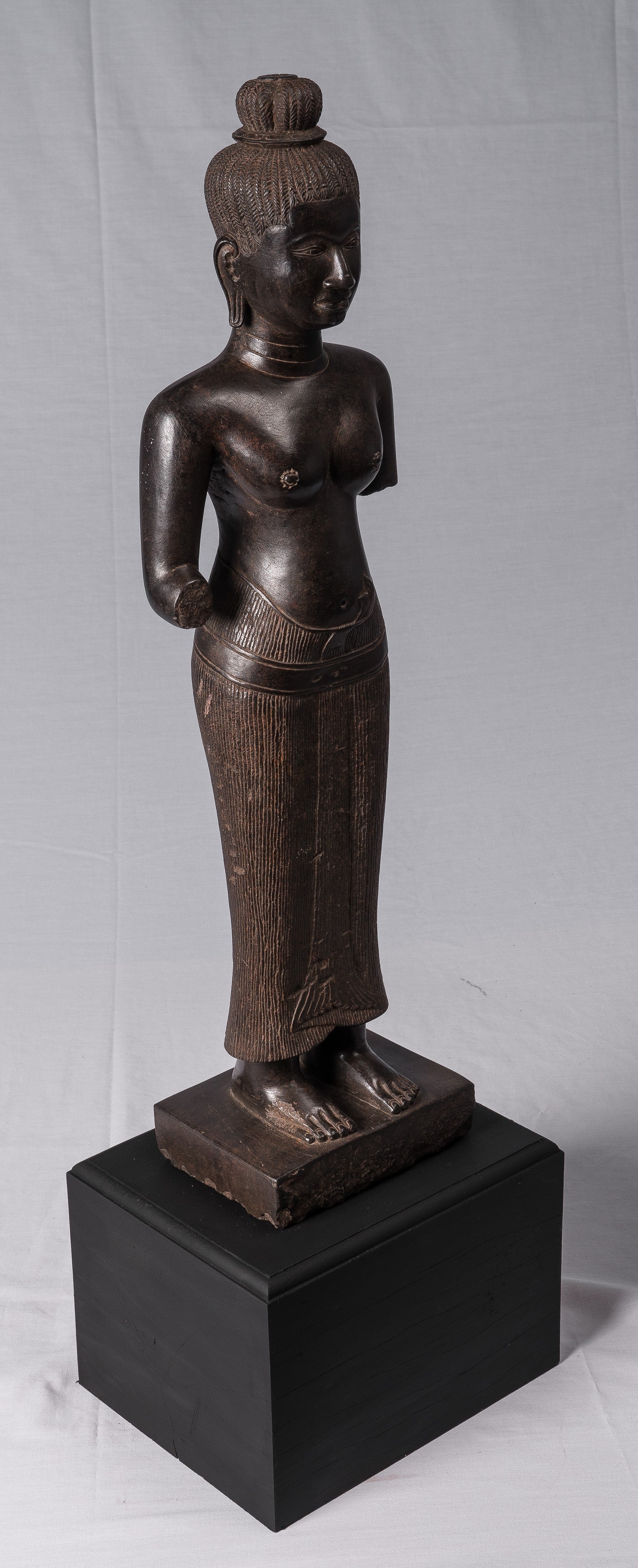 Estatua de Lakshmi - Stone de estilo Baphuon antiguo Lakshmi / Devi consorte de Vishnu Torso - 78 cm / 31 "