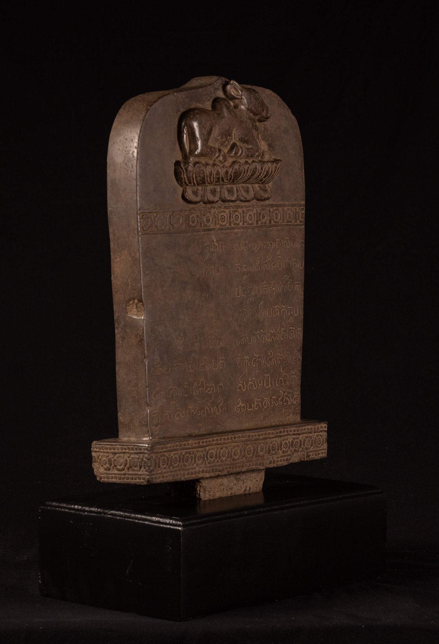 Estela sánscrita de piedra de estilo jemer antiguo con Nandi - 65 cm / 26 "