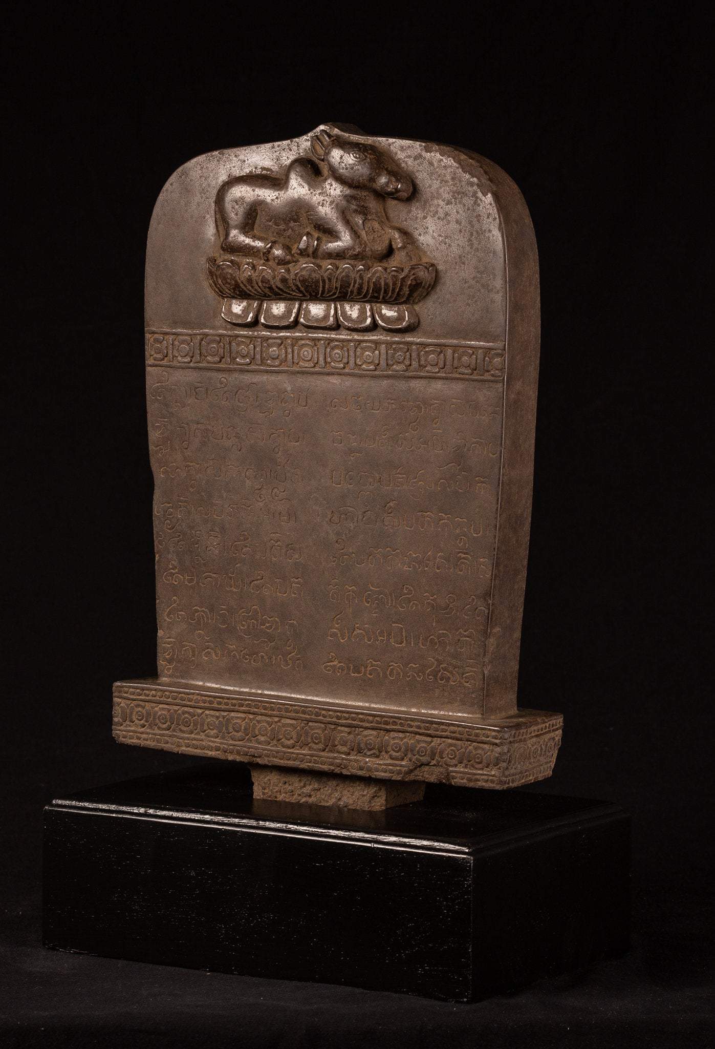 Estela sánscrita de piedra de estilo jemer antiguo con Nandi - 65 cm / 26 "
