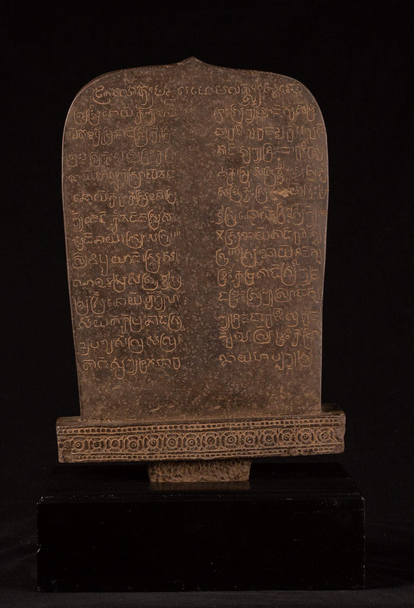 Estela sánscrita de piedra de estilo jemer antiguo con Nandi - 65 cm / 26 "