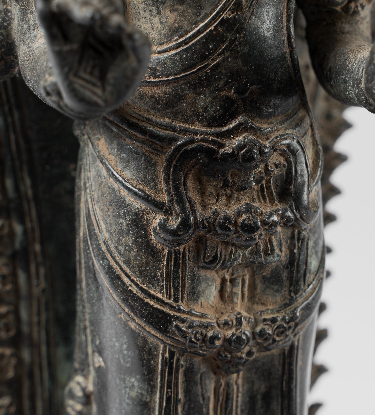 Statue de Vishnu debout Majapahit en bronze de style indonésien antique – Protecteur et conservateur – 37 cm/15"