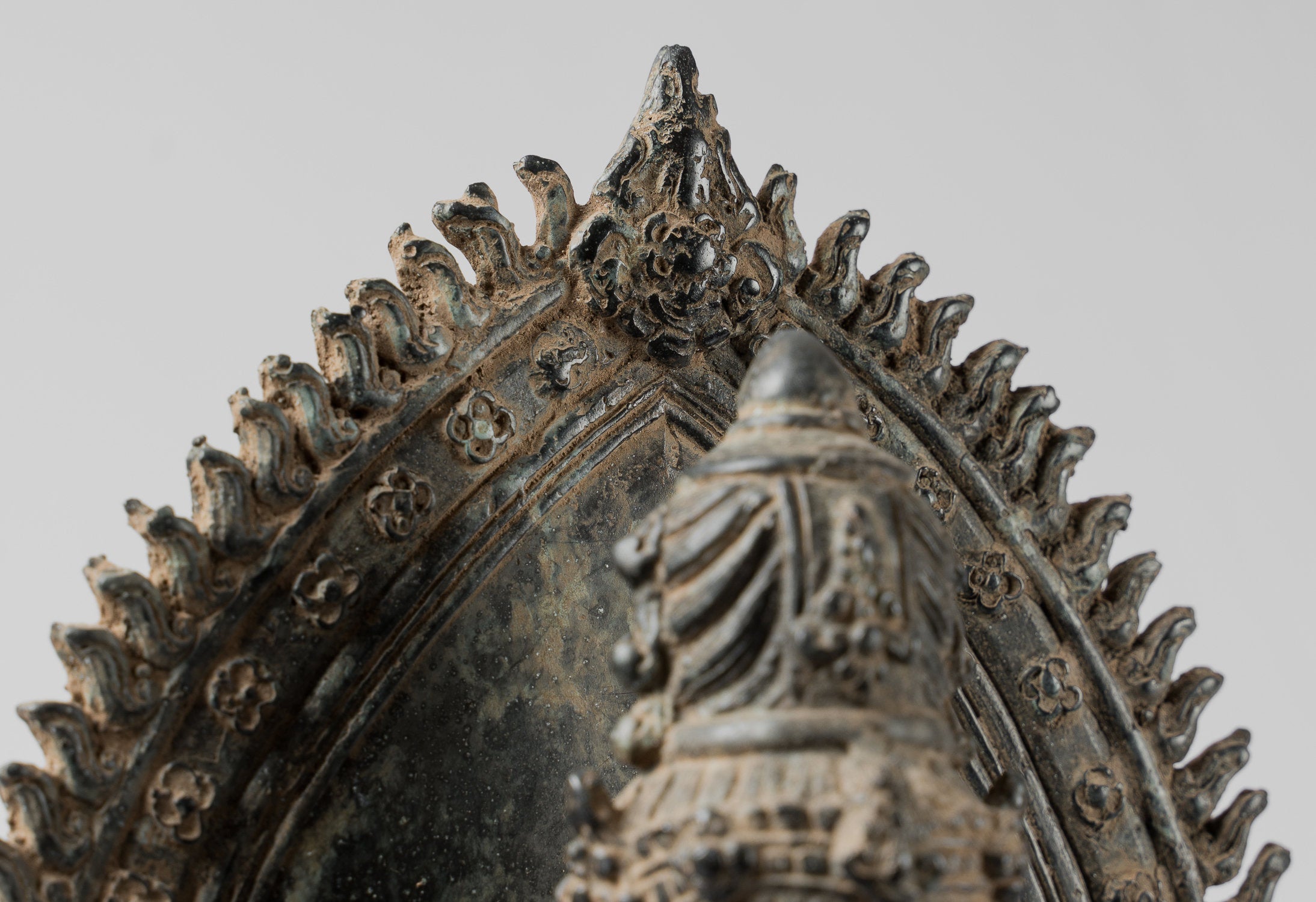 Statue de Vishnu debout Majapahit en bronze de style indonésien antique – Protecteur et conservateur – 37 cm/15"