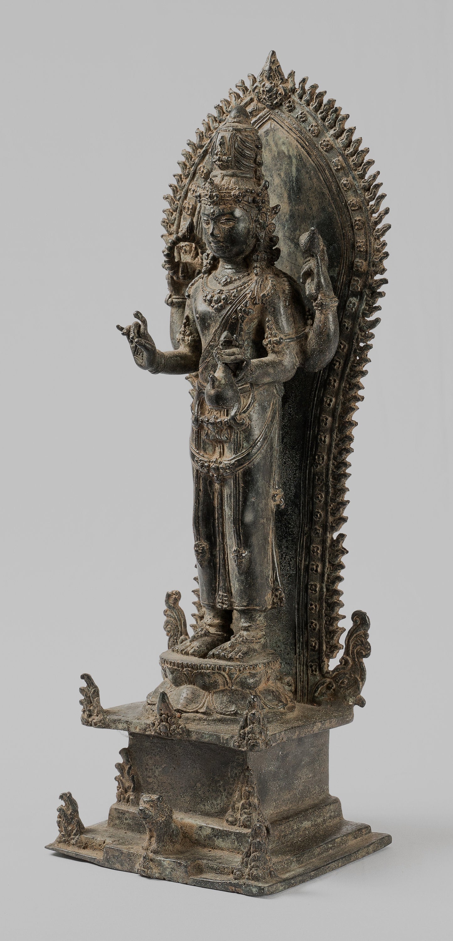 Statue de Vishnu debout Majapahit en bronze de style indonésien antique – Protecteur et conservateur – 37 cm/15"