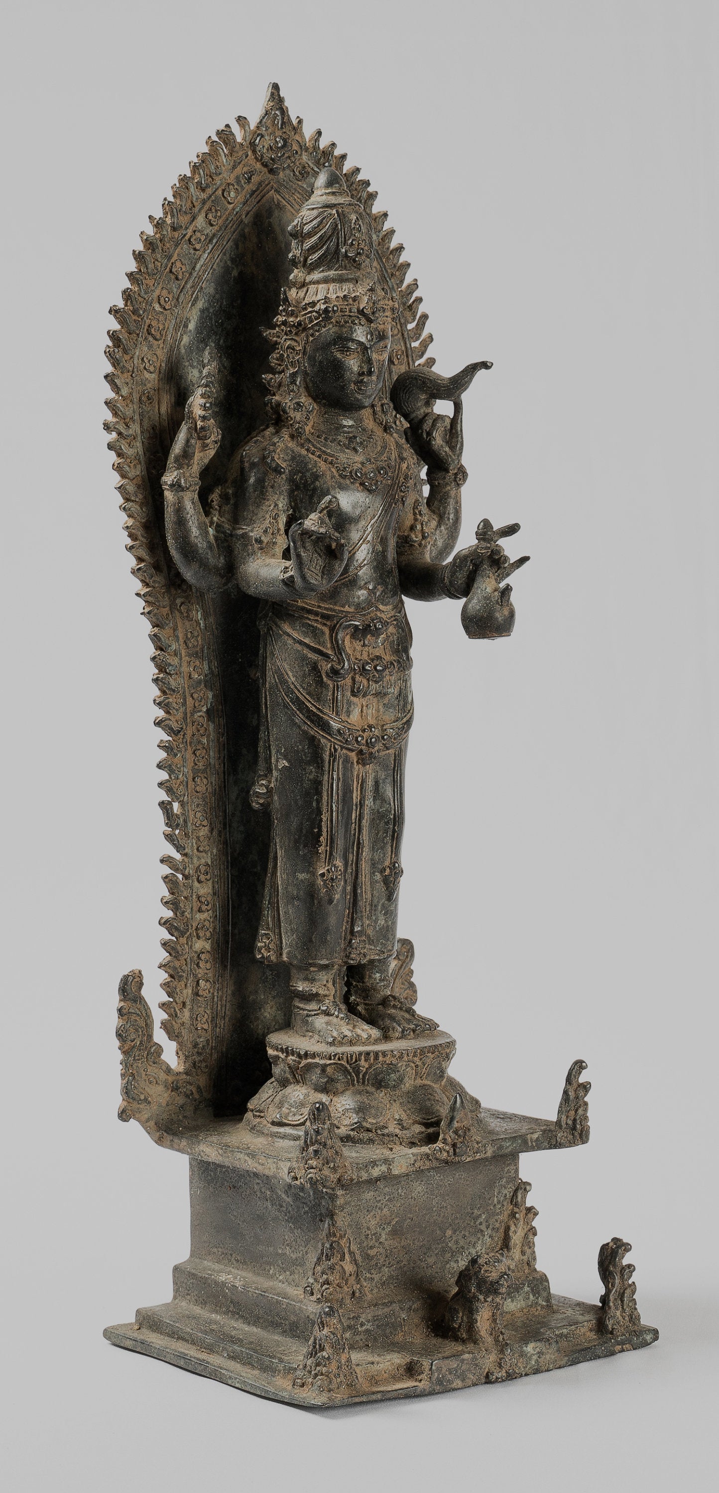 Statue de Vishnu debout Majapahit en bronze de style indonésien antique – Protecteur et conservateur – 37 cm/15"