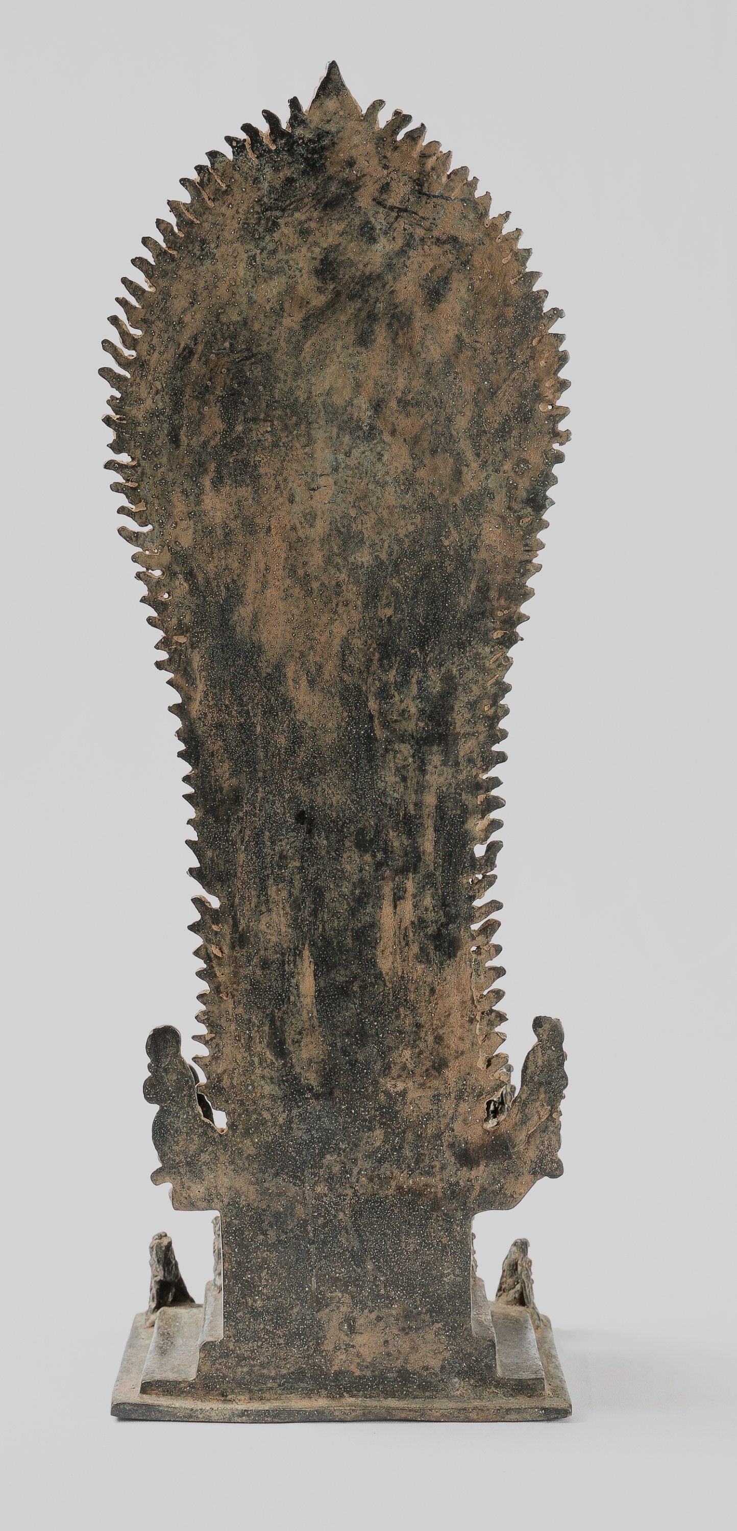 Statue de Vishnu debout Majapahit en bronze de style indonésien antique – Protecteur et conservateur – 37 cm/15"