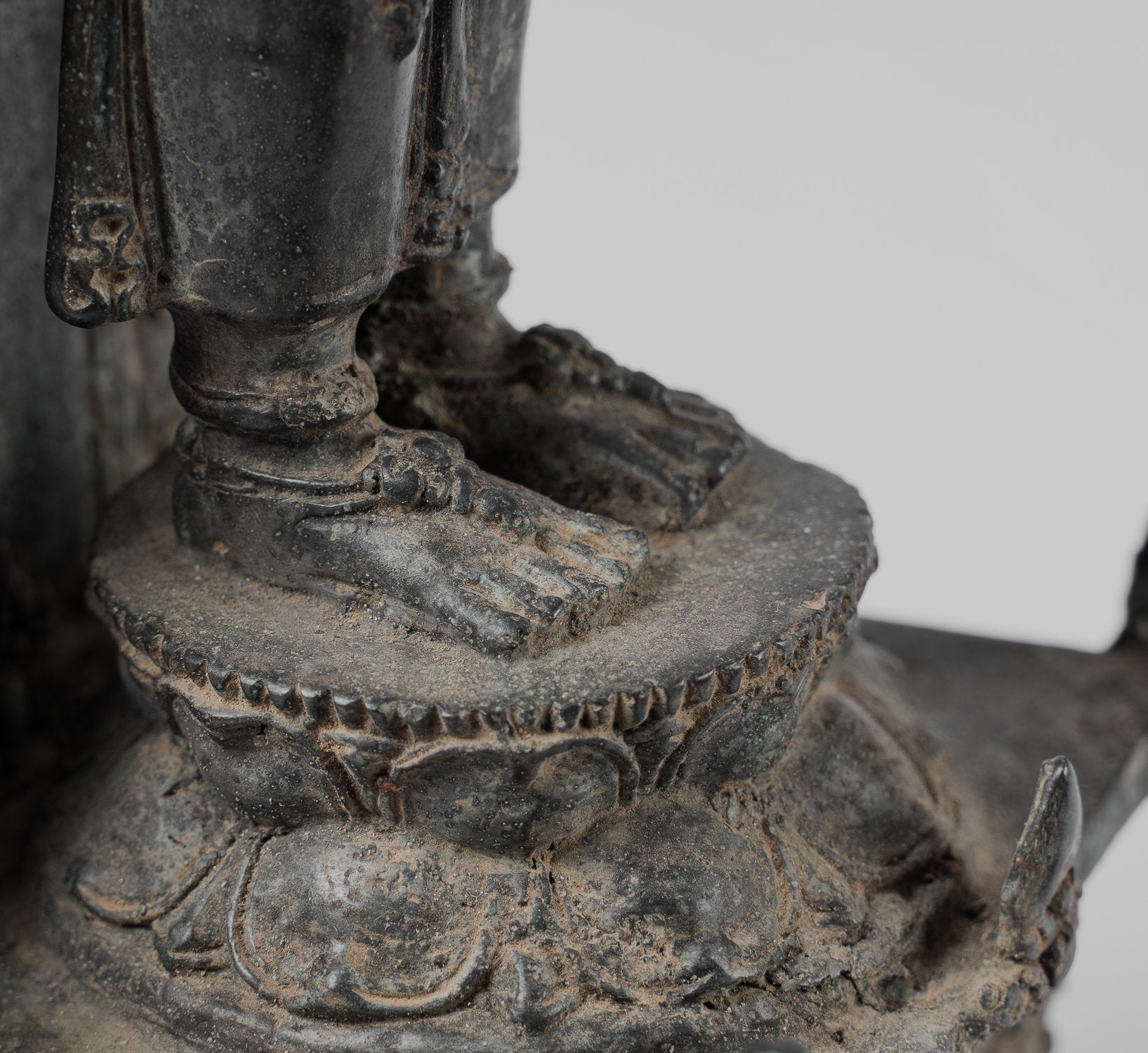 Statue de Vishnu debout Majapahit en bronze de style indonésien antique – Protecteur et conservateur – 37 cm/15"