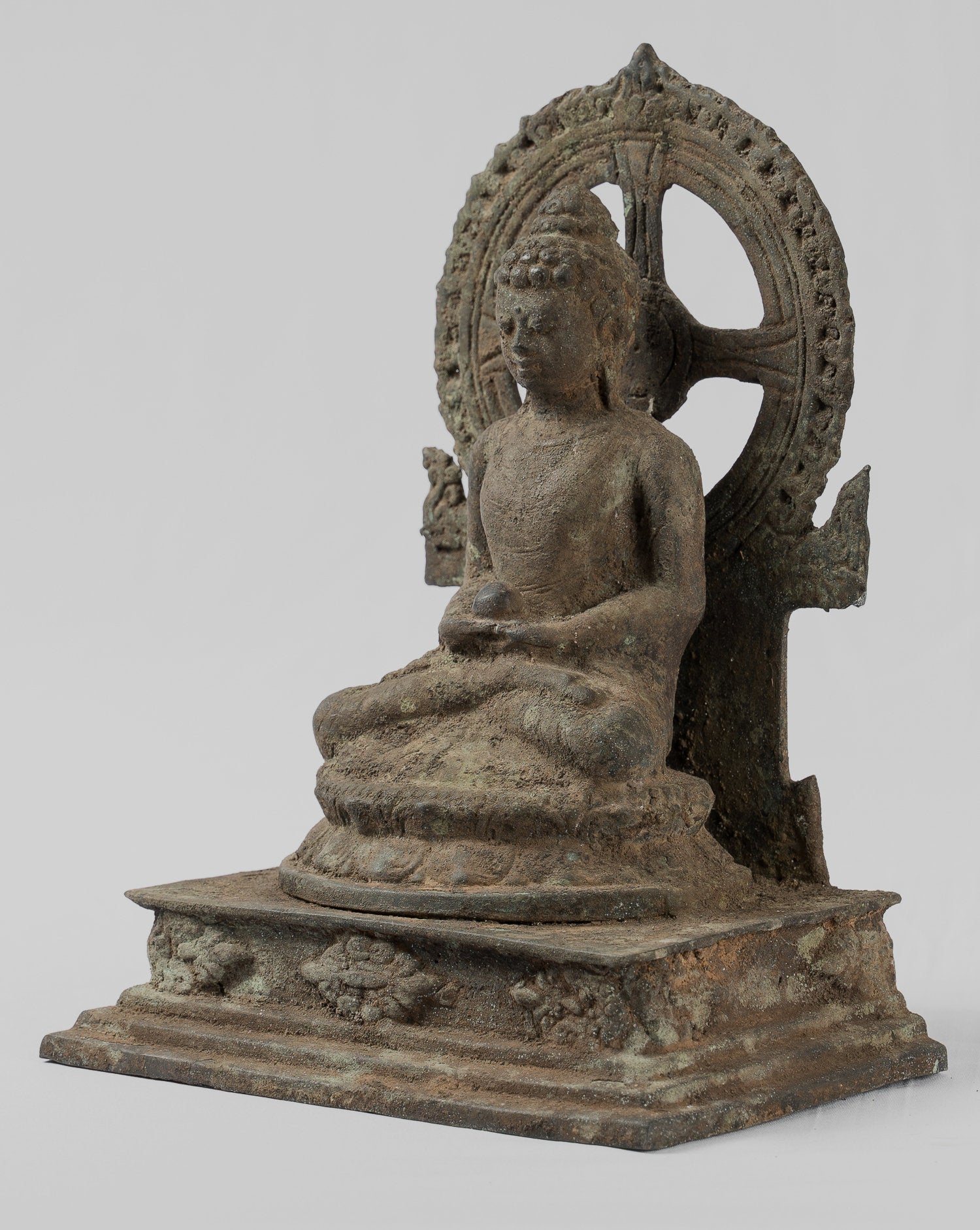 Statue antique de Bouddha Amitabha javanais en bronze assis de style indonésien - 23 cm/9"