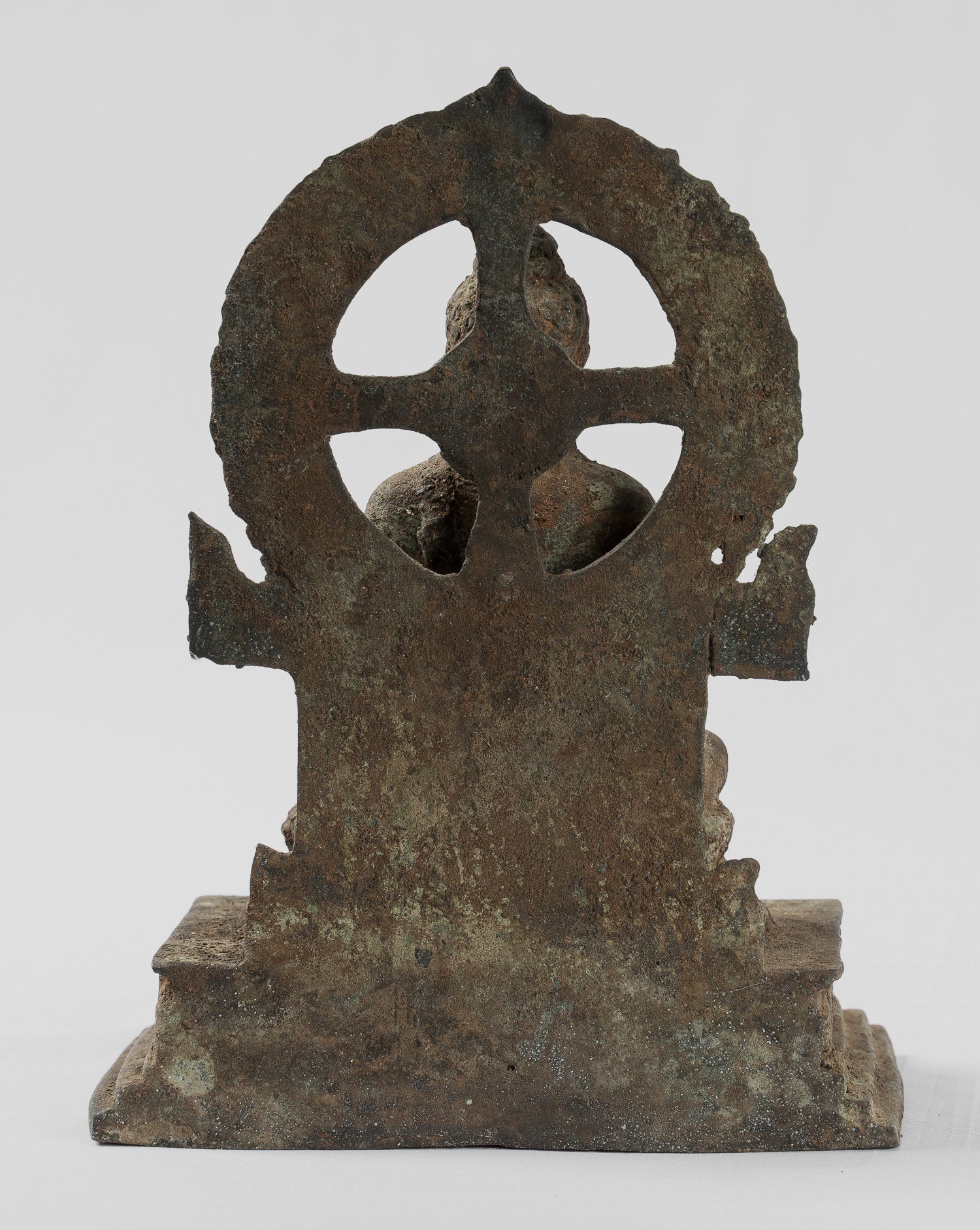 Statue antique de Bouddha Amitabha javanais en bronze assis de style indonésien - 23 cm/9"