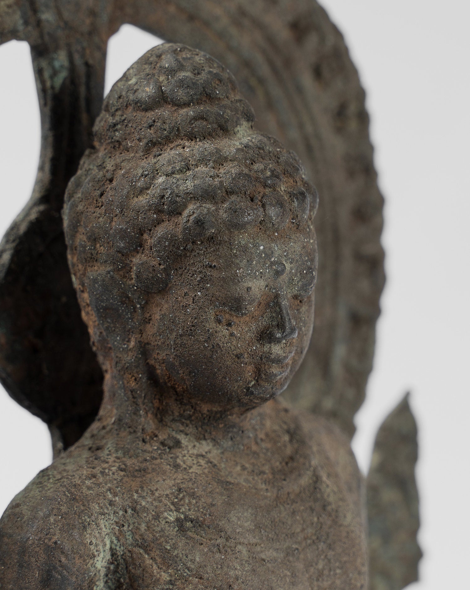 Statue antique de Bouddha Amitabha javanais en bronze assis de style indonésien - 23 cm/9"